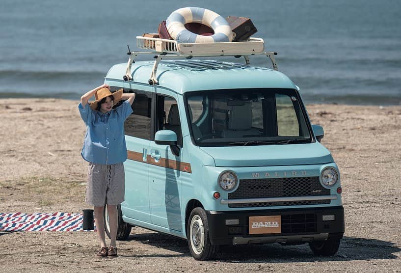 FUDGEのインスタグラム：「‣ ‣ ‣夏の想い出づくりは、相棒のクルマ《DAMD》とともに！  >> Let’s go on a trip with my buddy! 遊びや仕事など生活に寄り添うクルマは自分だけの特別なものがいい。 そんなわがままを叶えてくれる《ダムド》のコンプリートカーを知っている？ここのクルマは面倒なカスタムは不要。 好きに仕様を相談すると、納車時には自分の理想が現実に。 見て、乗って楽しめるカーライフを提案してくれる《ダムド》でとっておきの相棒を手に入れて、夏の思い出づくりをしてみない？  >> What is “DAMD COMPLETE CAR”? 今回紹介するのは《ホンダ》の「N-VAN」。マリブブルー塗装に身をつつみ、丸目2灯のフェイスキットやボディサイドのウッドストライプ、キャリー、ルーフラックなど、クラシカルでかわいいカスタムが魅力。 《ダムド》オリジナルの「N-VAN マリブ」はアクティブはもちろん、可憐なパリジェンヌスタイルとも相性よし！純正の「N-VAN」とぜひ比べてみて。カスタムの凄さが一目瞭然です。 ※ルーフラックは現在ブラックのみ販売  《ダムド》オリジナルのフェイスキットは、丸目の2灯がクラシカルでいい感じ。 さらにグリル（網）、バンパー部分も含めフロントの表情がとってもキュート。既製品とは違うモダンで特別なムードがたまりません。 ボディのサイドにウッドストライプのステッカーをオン。この1つのカスタムだけでもグッと個性が際立つのです。マリブブルーとの相性も抜群で、クラシカルさがより一層強まっているのはご覧の通り。シートカバーもオリジナル。縦ストライプにパイピングでアクセントをつけたデザインはどこかヴィンテージの風合い。見た目とは裏腹に、素材はPVC素材だから汚れても安心。さっとお手入れできる便利さもGOOD！ リアはクラシカルな3連ランプが特徴でとってもかわいらしい。また、フロントに合わせてマットブラックに塗ったリアバンパのおかげで全体の統一感もばっちり。後ろ姿もたまらない、ずっと見ていたくなる佇まい。  @damd_inc  #nvan #carlifestyle #バンライフ  - - - - - - - - - - - - - - - 『FUDGE』2023年8月号は『 GO! SUMMER GIRL いい夏服、いい夏の過ごし方。』特集。全国の書店、コンビニ、webで人気販売中です！◎ ぜひ最新号をゲットして @fudge_magazine をタグ付けしてくださいね！  《FUDGEの他のアカウントも更新中》 ⌎men'sFUDGE @mensfudge ⌎snap @fudge_snap ⌎online store @fudge_online_store  ⌎friend @fudge_friend  ⌎coffee @fudge_coffee  #fudge #ファッジ #fudge_magazine #洋服好きな人と繋がりたい #服好き #おしゃれ女子 #おしゃれ好き #お洒落好き #お洒落女子 #シャツ #Tシャツ #靴 #トップス #コーディネート #カジュアルコーデ #夏コーデ」