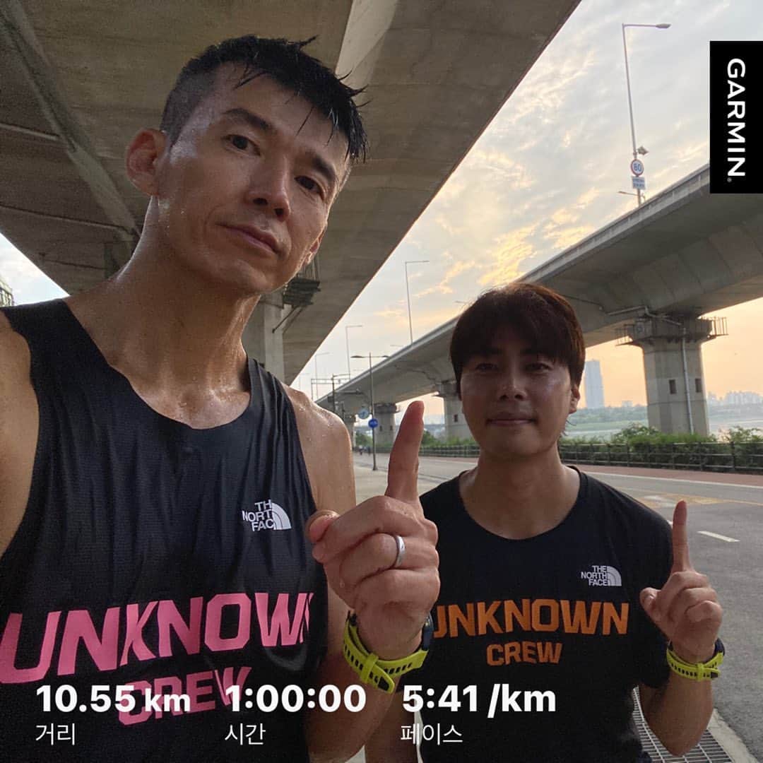 ジヌションのインスタグラム：「🏃‍♂️새벽 러닝 훈련 28일차 60분 자유 러닝 오늘은 장호준 선수와 아주 가볍게 달히며 이야기 나누면서, 8.15km 지점에서 잠시 멈춰서 파워에이드를 마시며 광복절에 이 거리 10번 뛰어야 하네 하며 크게 한바탕 웃고 남은 시간 마무리 러닝  ‘누군가는 해야 할 일이기에’  우리는 선한 마음을 가지고 건강한 삶을 위해 런한다 #UNKNOWNCREW #언노운크루 #션 #장호준  #한국해비타트 #해비타트 #815런 #2023815런 #2023_815런 #2023잘될거야대한민국 #잘될거야대한민국 #고맙습니다잊지않겠습니다 #노스페이스 #카카오같이가치 #miracle365 #미라클365」