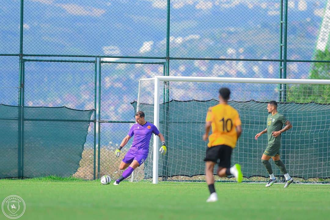 ジョエル・ロブレスのインスタグラム：「Preparing ….. ☺️💪🧤」