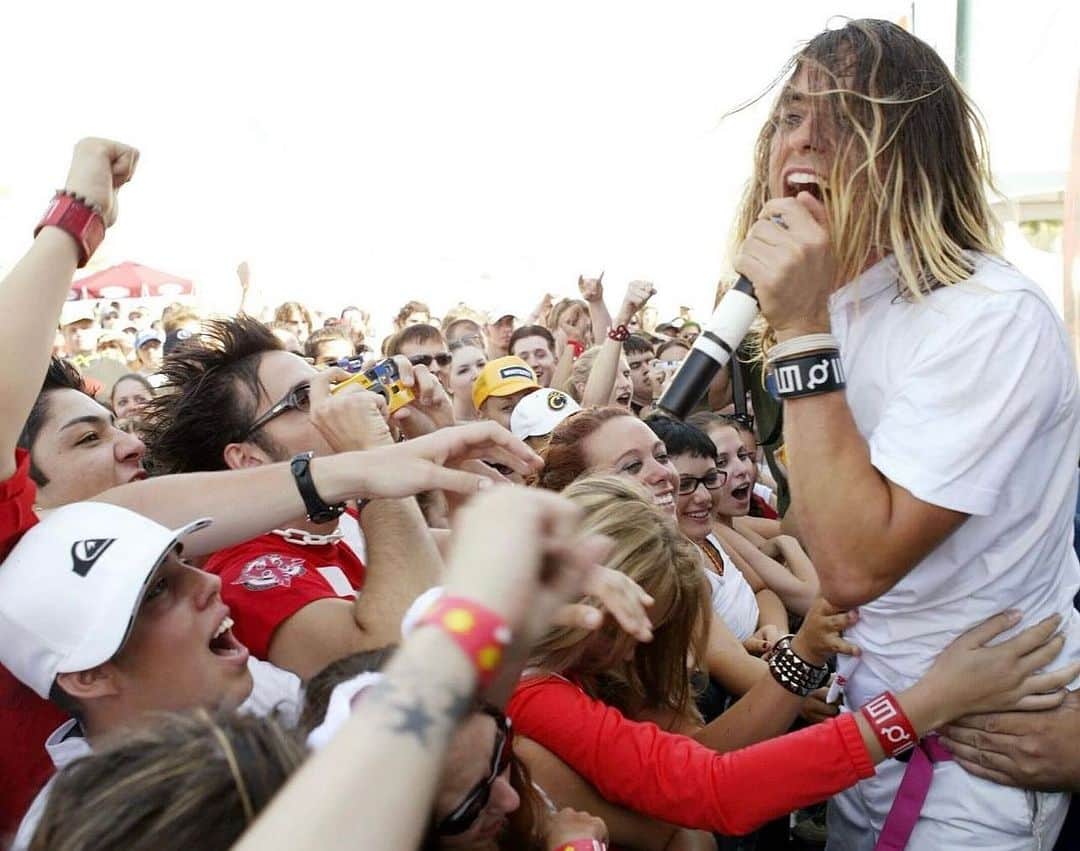 のインスタグラム：「@LOLLAPALOOZA HERE WE COME 🕺🏻🕺🏻🎸🥁  AUG 1 House of Blues Chicago  ✨SOLD OUT✨ AUG 2 House of Blues Chicago ✨SOLD OUT✨ AUG 4 7PM Lollapalooza」