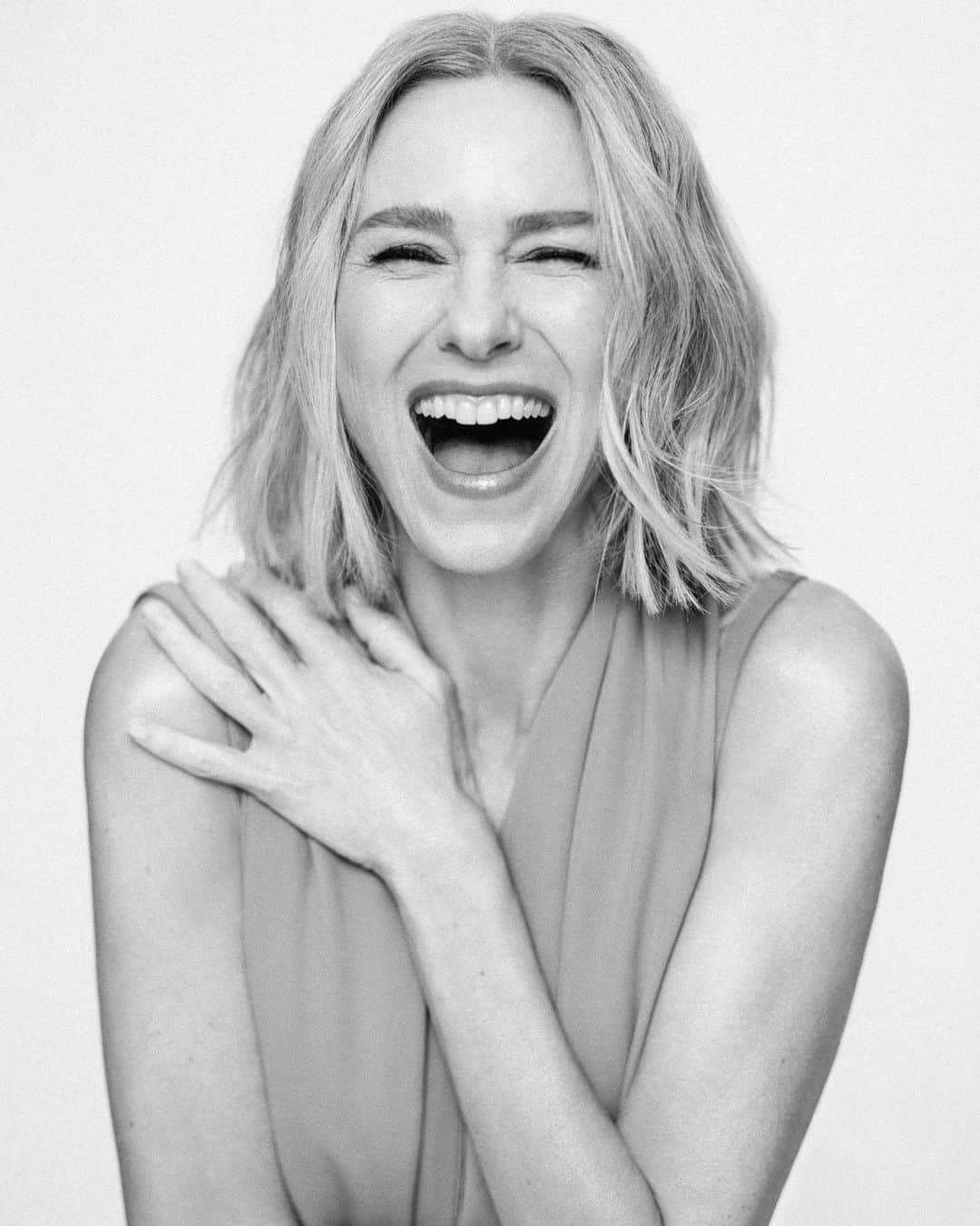 のインスタグラム：「Adding this to the list of things I never thought I’d get to do: Gracing the cover of Elle France 🇫🇷 all while talking about the joys of menopause! 🙃  Excusez-moi while I celebrate with a with a sudden glow of pride… or a flop sweat, or hot flash!! #SuddenlySweaty🔥🥵 @iam_stripes   Photography and video: @juankr_ Styling: @odileiturraspe Makeup: @marywilesmakeup Hairstyling: @rebekahforecast  Manicure: @ginailsinc」