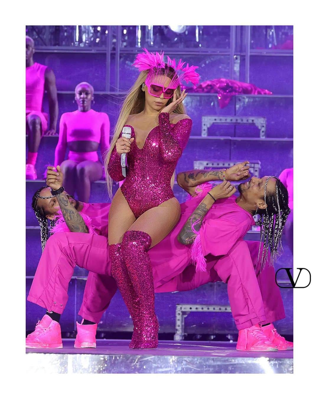 Valentinoさんのインスタグラム写真 - (ValentinoInstagram)「@beyonce goes full #ValentinoPinkPP on stage for her #RenaissanceWorldTour   The singer performed in a shimmering custom look by Creative Director @pppiccioli, featuring a sequin sculpted bodysuit and knee-high boots, along with the feather-adorned V-Romask #ValentinoEyewear made with @akonigroup  Stylist: @shionat」8月1日 3時54分 - maisonvalentino