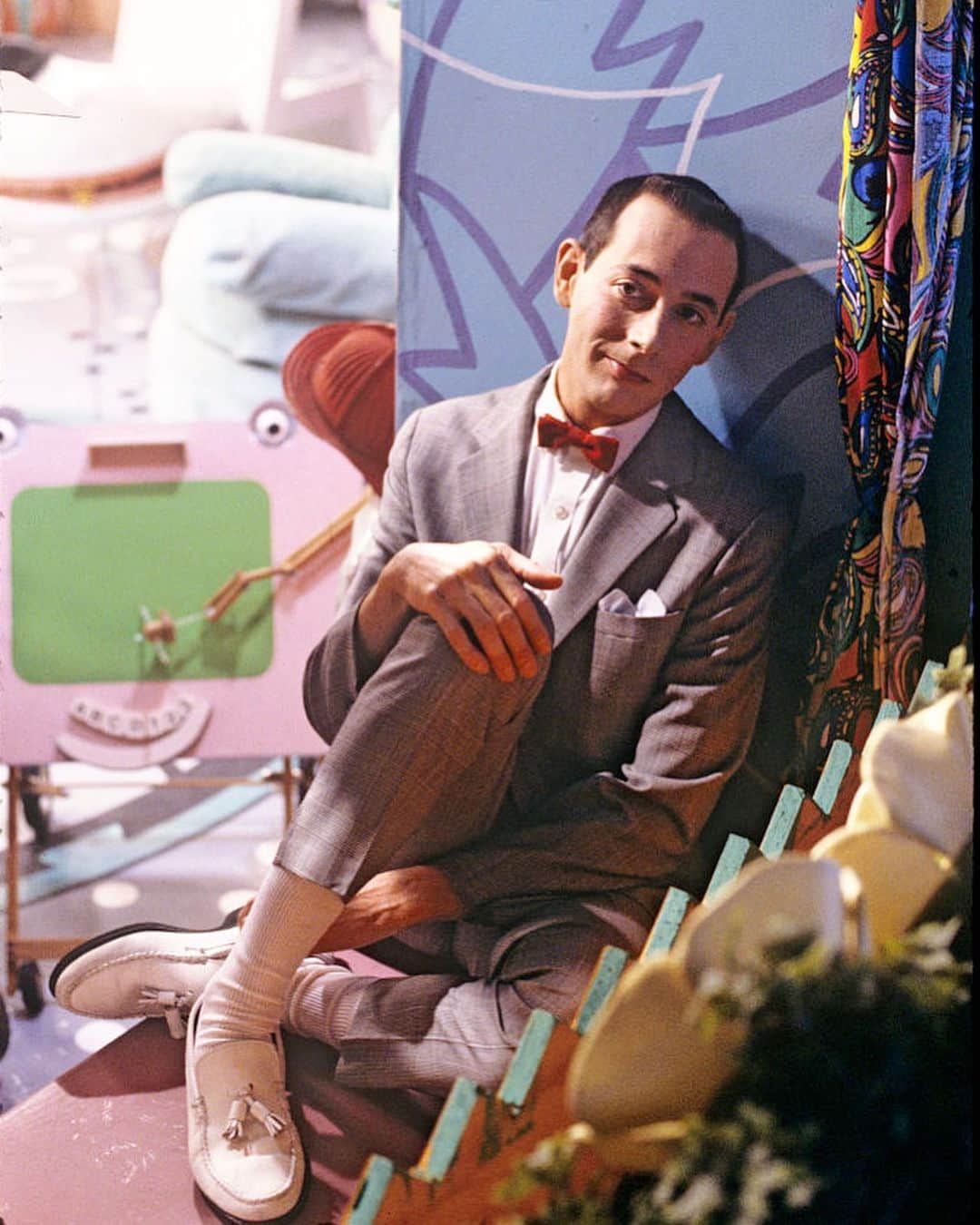 ミッチェル・コリンズのインスタグラム：「To say @peeweeherman made me who I am isn’t an understatement. Just last week, Dan and I were talking about Pee-Wee’s Playhouse, the escape it gave me, a giant, funny, weird little girl in Miami who felt right at home in the mayhem and genius of his mind and persona. Yes, I dressed up as Pee-wee for Halloween when I was like 6 and no, my mom couldn’t find any pics though I think the penultimate slide is proof that Pee-wee’s aesthetic truly ~influenced me at the height of my dorkiness. The world is now a little less fun but hope him and Jambi are together again 💔 (read Paul’s wiki when you get a chance, his family history is incredible)」