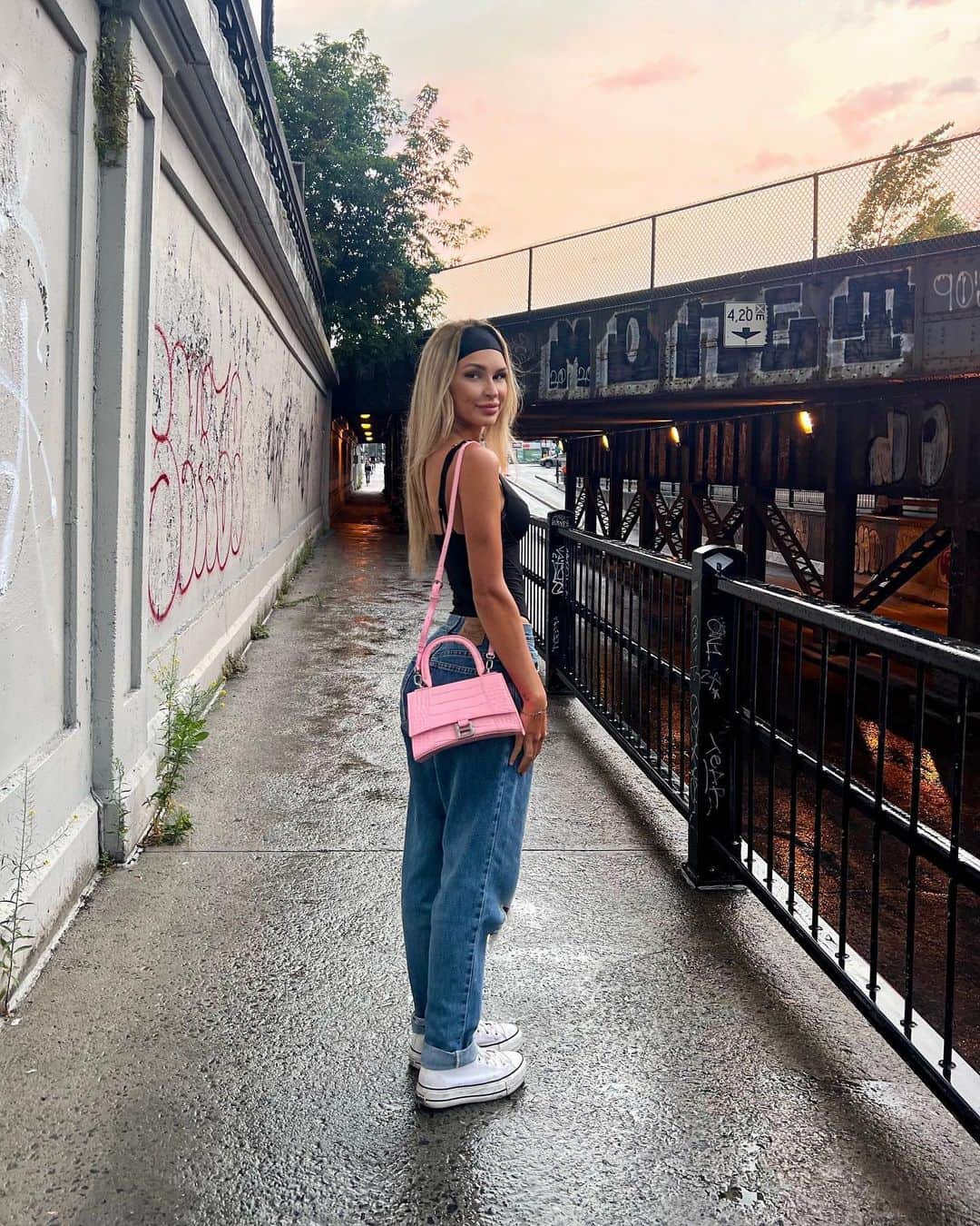 Elisabeth Riouxさんのインスタグラム写真 - (Elisabeth RiouxInstagram)「Eli as a city ...