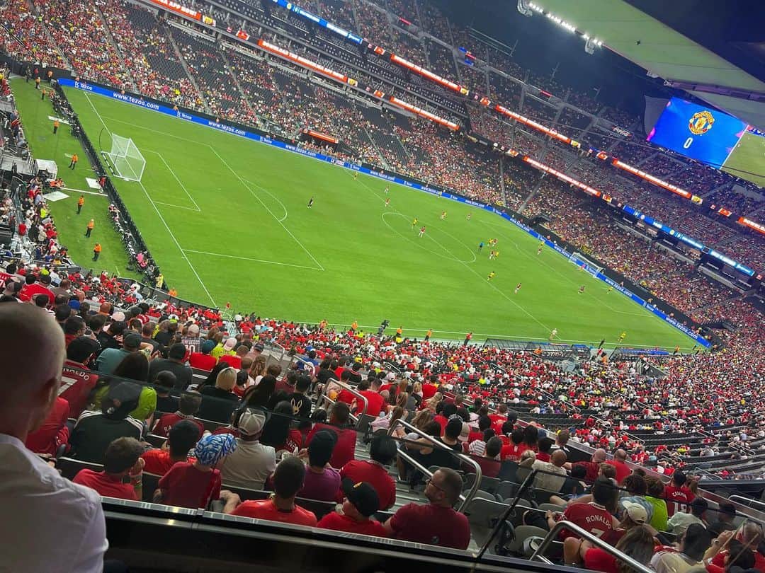 ローマン・ヴァイデンフェラーのインスタグラム：「Danke Las Vegas, tolle Eindrücke gesammelt und einen Sieg gegen Manchester United mitgenommen. #PreSaison #lasvegas #bvbusatour2023 #ustour #bvb #manchesterunited @vegas @bvb09 @blackyellow @manchesterunited」