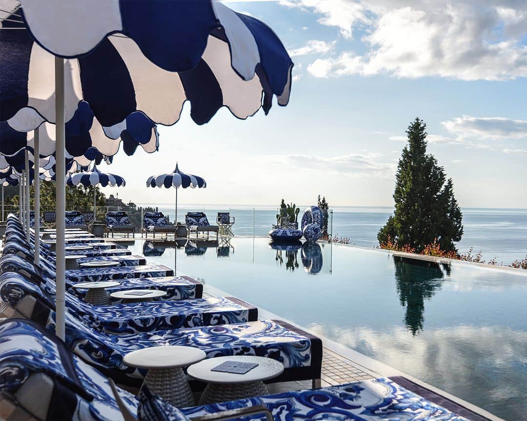 のインスタグラム：「This summer, experience the essence of #DGBluMediterraneo in the tranquil ambience of the San Domenico Palace, Taormina, A Four Seasons Hotel. The epitome of luxury and sophistication in an enchanting haven, where shades of pure white and vivid blue echo the captivating allure of the sea in perfect harmony.    #DolceGabbana @fstaormina」