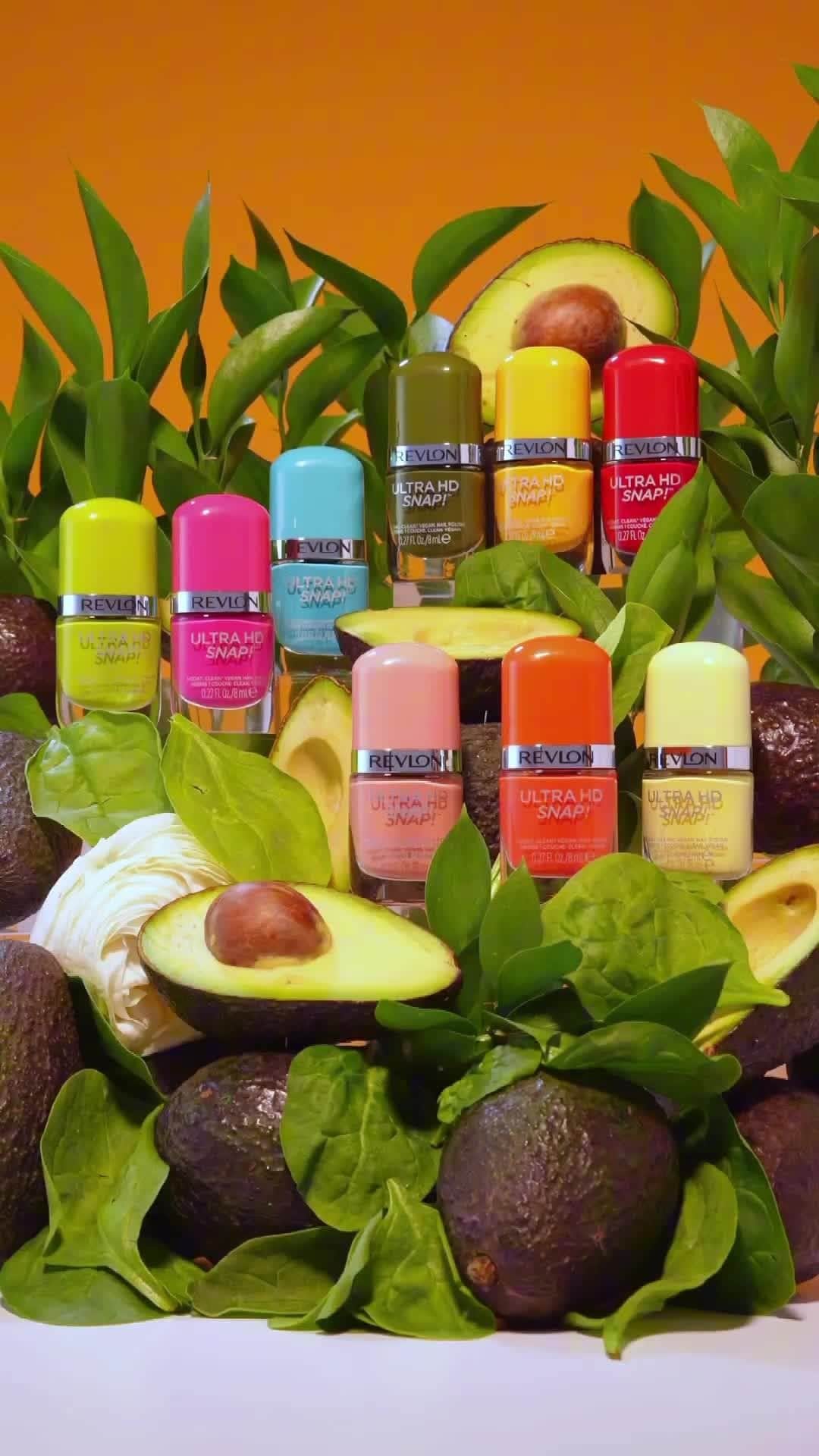 Revlonのインスタグラム：「Getting our greens in with #UltraHD Snap! 🥑🌱🍵💅  Did you know our quick dry nail polish is infused with a caring & strengthening complex of green botanicals like avocado, spinach and green tea + shea butter?」