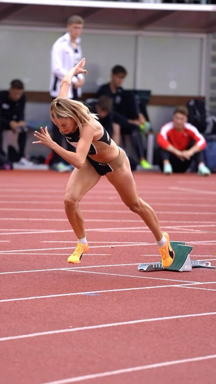 アリカ・シュミットのインスタグラム：「Took the win with a new personal best over 400m ✨  That meant a lot ❤️🥺 Season is far from over so let‘s get back to work ⚒️ 📸 @fredirichter  #trackandfield #roadtobuildabeast」