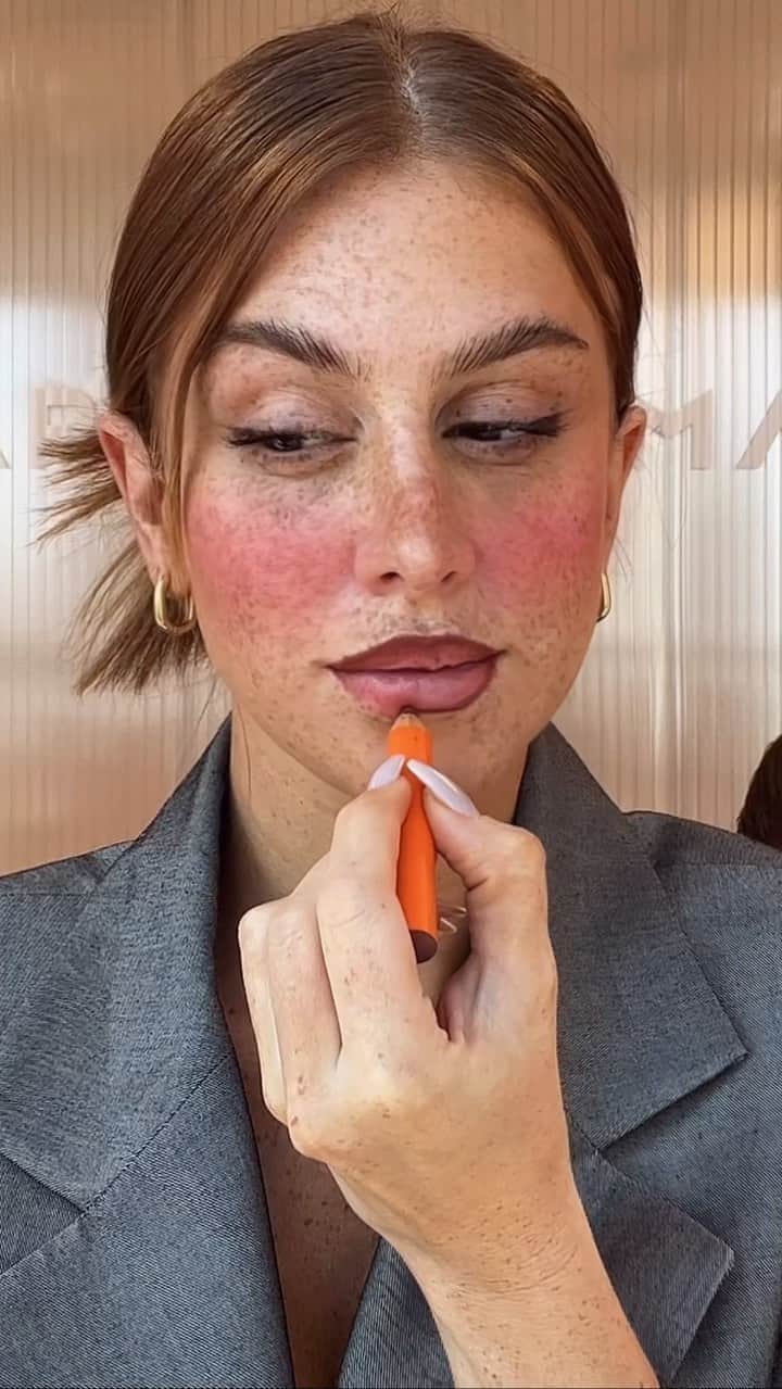 マリ・マリアのインスタグラム：「Lápis lush @marimariamakeup 🧡」