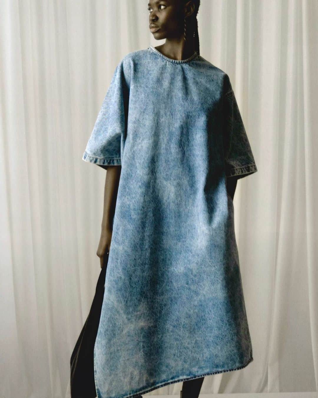 クリスチャンワイナンツのインスタグラム：「Classic blue denim in a new asymmetric dress style.  #christianwijnants #denim #denimstyle #bluedenim #denimdress」