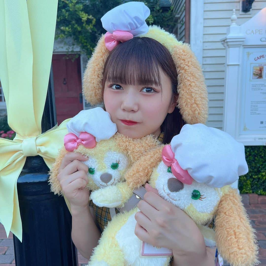 桜田アンナのインスタグラム：「お仕事の後にお友達と待ち合わせして海イン💛 クッキーアンちゃんになった💛  17時からだったけど ビリーヴで回収だろ‼️ってゆってた  初めてダッフィーフレンズになった！  2枚目はかおりさんにいただいた マウントぼうし🤭  見えてないけど #jouetie のトップス　！とベルト笑  もっと見えてないけどスカートは #shein で購入したプリーツスカート 商品番号【11059807】　  #東京ディズニーリゾート　#ディズニーシー　#東京ディズニーシー #海イン　#クッキーアン #クッキーアンコーデ　#jouetie」