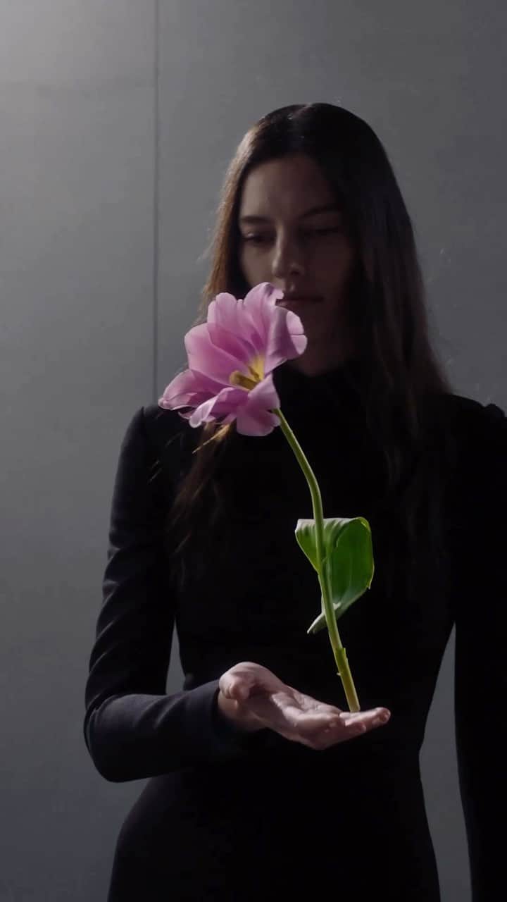 アマンダ・マーフィーのインスタグラム：「“The nature of a flower, both strong and delicate, inspires the #PradaFW23 collections and campaigns.” - @prada  Creative direction @ferdinandoverderi」