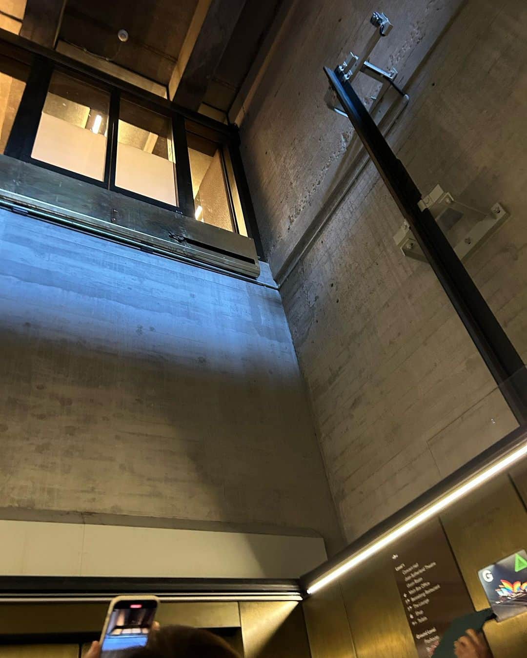 中岡由佳さんのインスタグラム写真 - (中岡由佳Instagram)「❇︎ 12時からのオペラハウス館内見学ツアー、ガイドはTakakoさん。天井がないエレベーターを初めて見て驚き。オペラハウスの歴史を聞き今ここに建つまでの年月の重さを知りました。1956年オペラハウス建築のために実施された国際デザインコンペで選ばれたデンマーク人若手建築家ヨーン・ウッツォン。斬新的で独創的なオペラハウスはそのデザインの複雑さで工事は難航。もともと3〜4年の工期を予定でしたが建設費用を予算を大幅に超え、工事は遅れ、新政権と折り合いがつかなくなったウッツォンは辞職に追い込まれデンマークへ帰国。外観はウッツォンの建築デザイン、内観はオーストラリアの建築家チームが引き継ぎ、1956年の着工から14年経た1973年に完成しました。エリザベス女王臨席のもと落成式が行われましたが、ウッツォンは招待を辞退し、建築離脱後はオーストラリアを一度も訪れてはいないそうです。2007年にオペラハウスは世界文化遺産に登録。「人類の創造的才能を表す傑作である」というひとつの基準で登録が認められました。ウッツォンが亡くなる前年に世界文化遺産に登録されたので、その吉報を耳にする事が出来た事は、ウッツォンがオペラハウスデザインを手がけた建築家人生においてせめてもの救いだと思いました。 オペラハウスのヨットの帆orシェルのような曲線の屋根にはスウェーデン製のタイルが105万6000枚使われていて、光沢のある白いタイルとクリーム色の2種類が組み合わされています。白いタイルだけがキラキラっと光り、光が波打つようにデザインされています✨タイルは汚れがつきにくい特殊な加工がされていて、雨がタイルを綺麗にしてくれるそうです🌧️まだパソコンもない時代、ウッツォンがデザインしたシドニーオペラハウスの素晴らしさに感動しました🥹 @sydneyoperahouse  #sydneyoperahouse  #JornUtzon #sydney #australia  #winter」8月1日 4時37分 - yuka_nakaoka