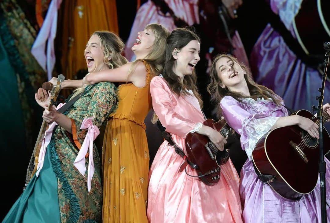 のインスタグラム：「Really blows my mind that we have one last city on the US leg of The Eras Tour. Santa Clara this weekend was a partyyy, both crowds were so loud and rowdy. And I’ll never forget when @alanahaim @estehaim and @daniellehaim emerged wearing their gowns from the Bejeweled video 😂 Loved every second of those shows and can’t wait for LA. Playing six shows at Sofi Stadium lets goooooo. 💕  📷: @jeffkravitz @gettyimages」