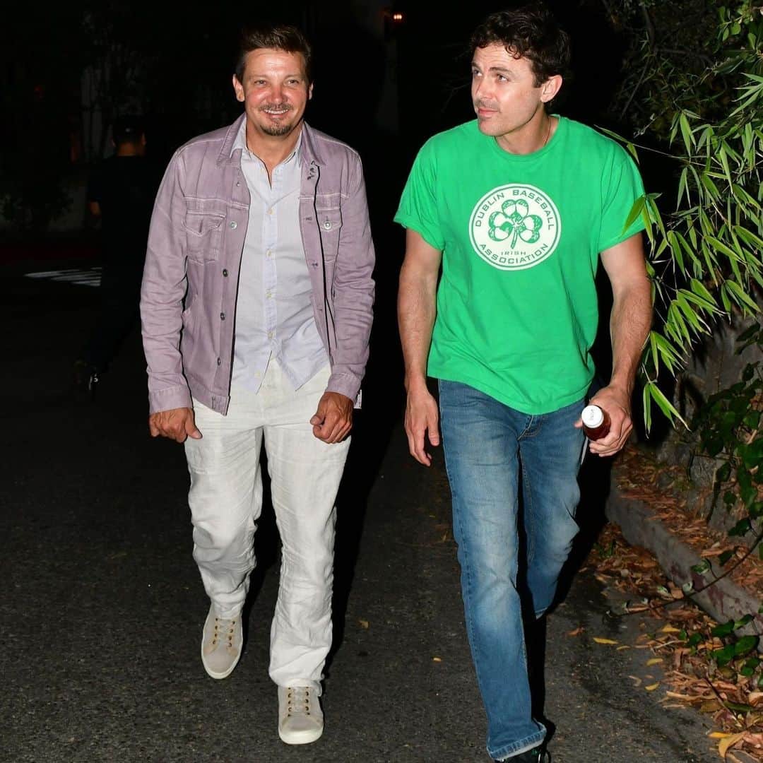 Just Jaredさんのインスタグラム写真 - (Just JaredInstagram)「Jeremy Renner was spotted leaving Kate Beckinsale’s birthday party with Casey Affleck, months after he was involved in a snow plow accident that required extensive rehabilitation for his injuries. See more photos from his night out at JustJared.com. #JeremyRenner #CaseyAffleck Photos: Backgrid」8月1日 4時49分 - justjared