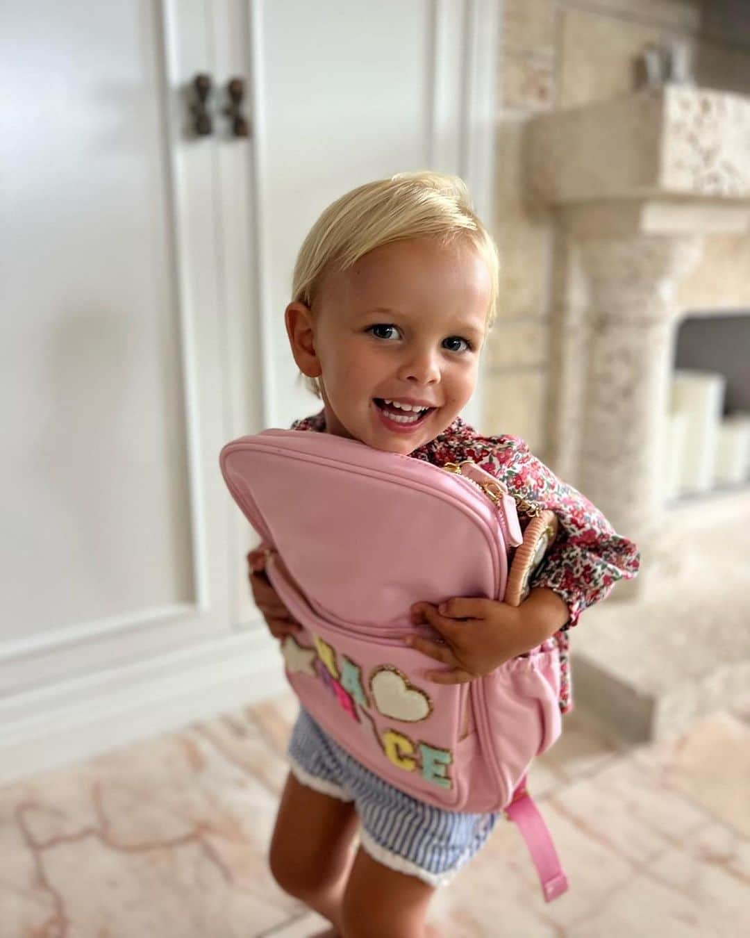 カロリナ・クルコヴァさんのインスタグラム写真 - (カロリナ・クルコヴァInstagram)「LunaGrace was so excited when her new backpack arrived, she wanted to go to school right away 😄✏️📓🩷 Let me know in comments some of your kids favorite must haves for school👍🏻」8月1日 4時51分 - karolinakurkova