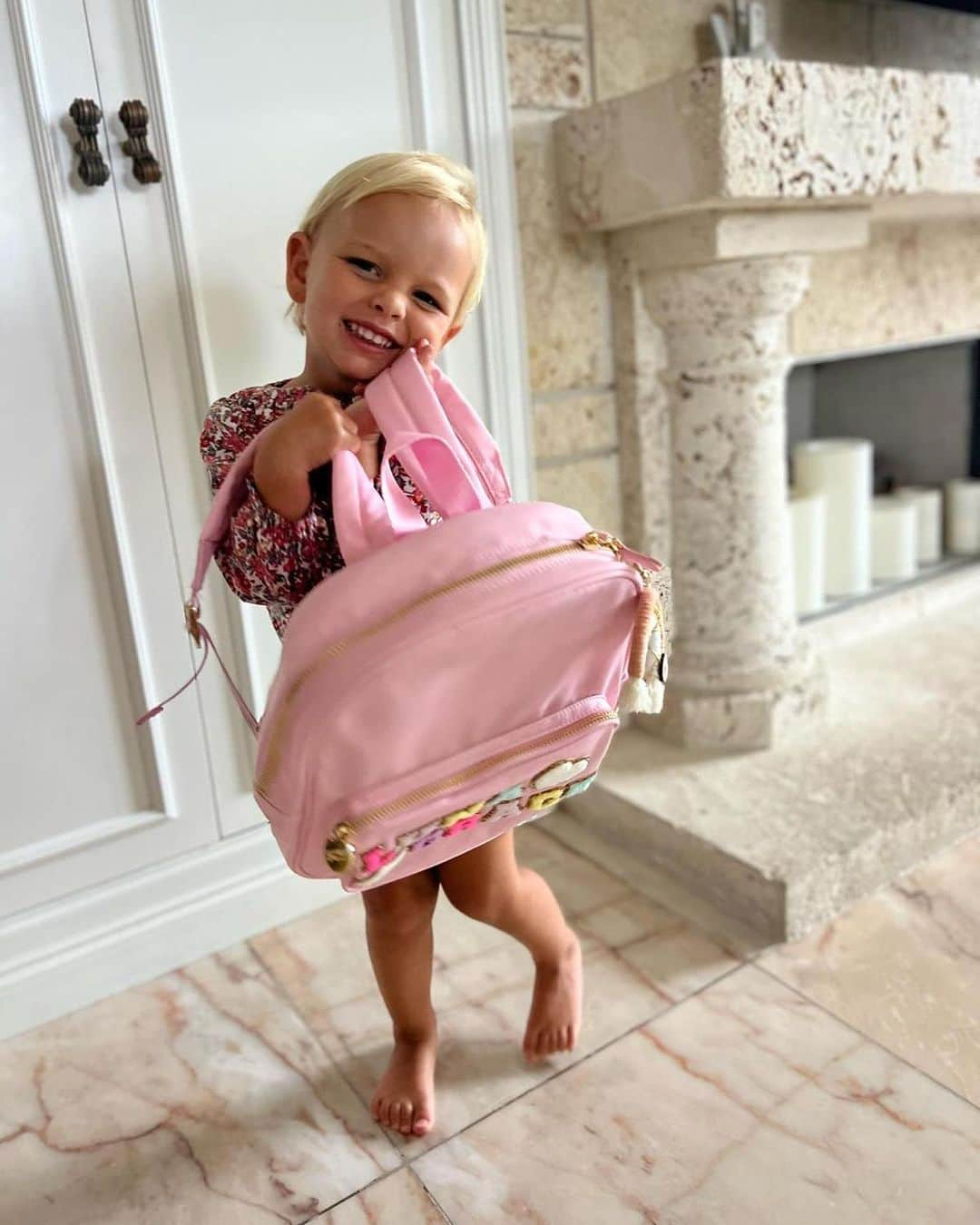 カロリナ・クルコヴァさんのインスタグラム写真 - (カロリナ・クルコヴァInstagram)「LunaGrace was so excited when her new backpack arrived, she wanted to go to school right away 😄✏️📓🩷 Let me know in comments some of your kids favorite must haves for school👍🏻」8月1日 4時51分 - karolinakurkova