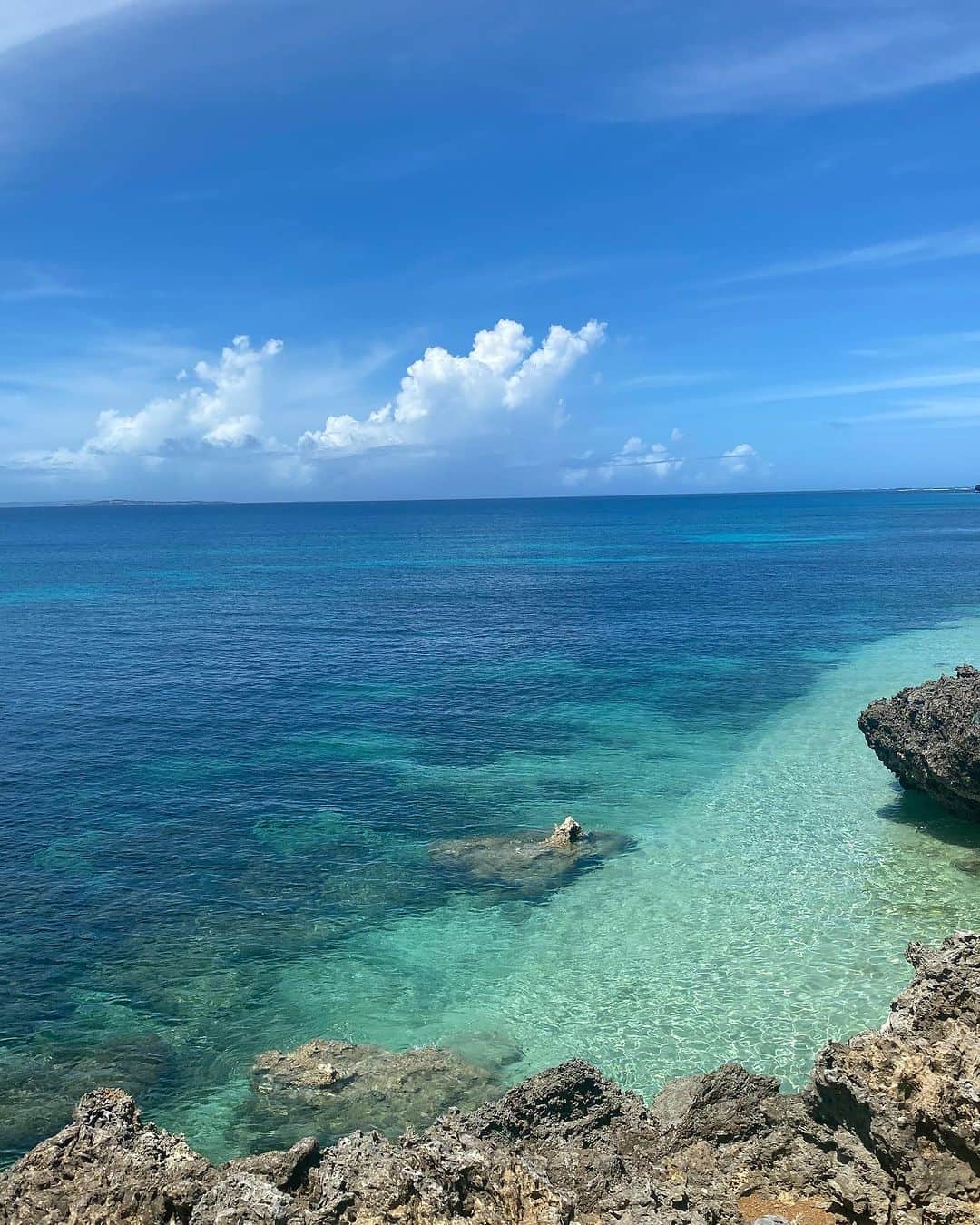 MAYUのインスタグラム：「海の匂い、波の音 そして果てしなく広がる青い世界 全てが好きすぎる🥹💙🙏🏽  当たり前ではなく創り出してくれてる自然とこの環境に感謝🫶🫶  ┈┈┈┈┈┈┈┈┈┈ 🇯🇵 #日本  #Japan #沖縄 #Okinawa」