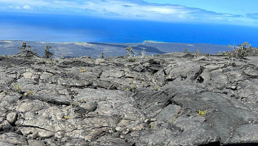 新保友映さんのインスタグラム写真 - (新保友映Instagram)「ハワイ島のキラウエア火山🌋 ここ数年少し落ち着いていますが、もちろん今でも活動しています🔥 2018年の火山活動などは日本でもニュースで報じられていたので記憶にある方もいらっしゃると思います。その時、溶岩流が海に流れ冷えた部分が固まりハワイ島の面積が拡大しました。  中学生の時、この溶岩の上を歩いたことが私にとってすごく印象深くて、今回、息子をどうしても連れて行きたかったのです。  見て、歩いて、空気を吸って、溶岩の熱を感じて、海の青さを感じて。自然の偉大さ、地球、宇宙の偉大さ不思議さ…✨、改めて私も心が震えました。  行ってよかった！！！ ハワイに行くことがあったら日帰りで良いので、ハワイ島おすすめします！  #hawaii #hawaiiisland  #volcano #bigisland  #hawaiitravel  #hawaiilove  #hawaiistagram  #hawaiitrip  #ハワイ #オアフ #オアフ島 #ハワイ島 #ビッグアイランド #火山 #キラウエア火山  #ハワイ旅行  #夏休み #子どもとお出かけ」7月31日 20時11分 - tomoemoe0520