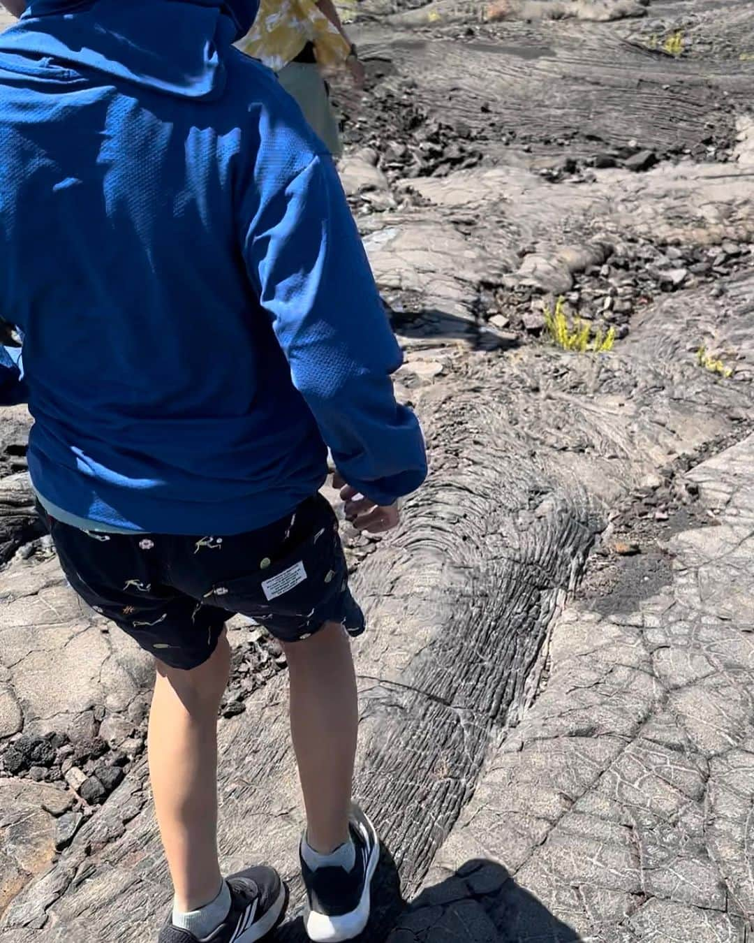 新保友映さんのインスタグラム写真 - (新保友映Instagram)「ハワイ島のキラウエア火山🌋 ここ数年少し落ち着いていますが、もちろん今でも活動しています🔥 2018年の火山活動などは日本でもニュースで報じられていたので記憶にある方もいらっしゃると思います。その時、溶岩流が海に流れ冷えた部分が固まりハワイ島の面積が拡大しました。  中学生の時、この溶岩の上を歩いたことが私にとってすごく印象深くて、今回、息子をどうしても連れて行きたかったのです。  見て、歩いて、空気を吸って、溶岩の熱を感じて、海の青さを感じて。自然の偉大さ、地球、宇宙の偉大さ不思議さ…✨、改めて私も心が震えました。  行ってよかった！！！ ハワイに行くことがあったら日帰りで良いので、ハワイ島おすすめします！  #hawaii #hawaiiisland  #volcano #bigisland  #hawaiitravel  #hawaiilove  #hawaiistagram  #hawaiitrip  #ハワイ #オアフ #オアフ島 #ハワイ島 #ビッグアイランド #火山 #キラウエア火山  #ハワイ旅行  #夏休み #子どもとお出かけ」7月31日 20時11分 - tomoemoe0520