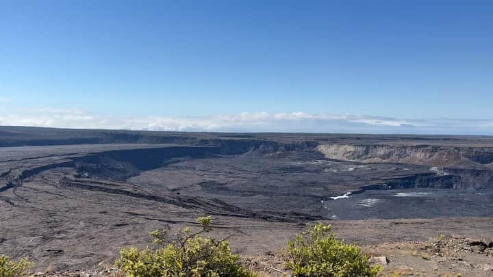 新保友映のインスタグラム：「ハワイ島のキラウエア火山🌋 ここ数年少し落ち着いていますが、もちろん今でも活動しています🔥 2018年の火山活動などは日本でもニュースで報じられていたので記憶にある方もいらっしゃると思います。その時、溶岩流が海に流れ冷えた部分が固まりハワイ島の面積が拡大しました。  中学生の時、この溶岩の上を歩いたことが私にとってすごく印象深くて、今回、息子をどうしても連れて行きたかったのです。  見て、歩いて、空気を吸って、溶岩の熱を感じて、海の青さを感じて。自然の偉大さ、地球、宇宙の偉大さ不思議さ…✨、改めて私も心が震えました。  行ってよかった！！！ ハワイに行くことがあったら日帰りで良いので、ハワイ島おすすめします！  #hawaii #hawaiiisland  #volcano #bigisland  #hawaiitravel  #hawaiilove  #hawaiistagram  #hawaiitrip  #ハワイ #オアフ #オアフ島 #ハワイ島 #ビッグアイランド #火山 #キラウエア火山  #ハワイ旅行  #夏休み #子どもとお出かけ」