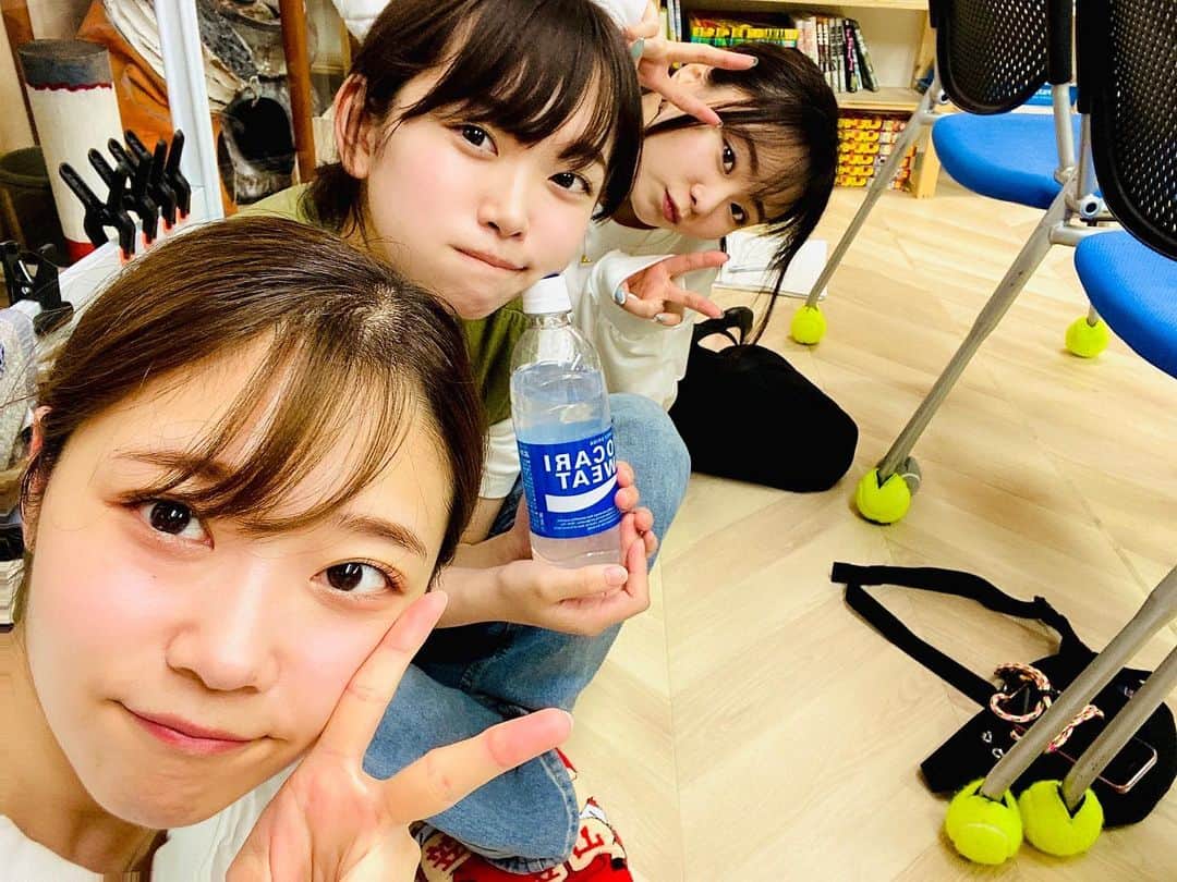 二葉エマさんのインスタグラム写真 - (二葉エマInstagram)「.  今日で7月が終わってしまいますね😳 この前カレンダーを6月から7月にめくったばかりだったのに〜‼︎明日から8月だ！ 毎日毎日暑くてヘロヘロだけど、なんとか負けずに生きていこうね😂 7月は舞台に出演させていただきまして、 毎日毎日とても充実していました。 まるで学生に戻った頃みたく当たり前のように稽古場に通い詰めたり帰りはみんなと笑いあって帰ったり…幸せでしたな。 何気ない瞬間がものすごく幸せだったりするんですよね。 この当たり前を大切に明日からも健やかに生きていけますように。  .  #シロツメクサ2023」7月31日 20時04分 - futaba_ema