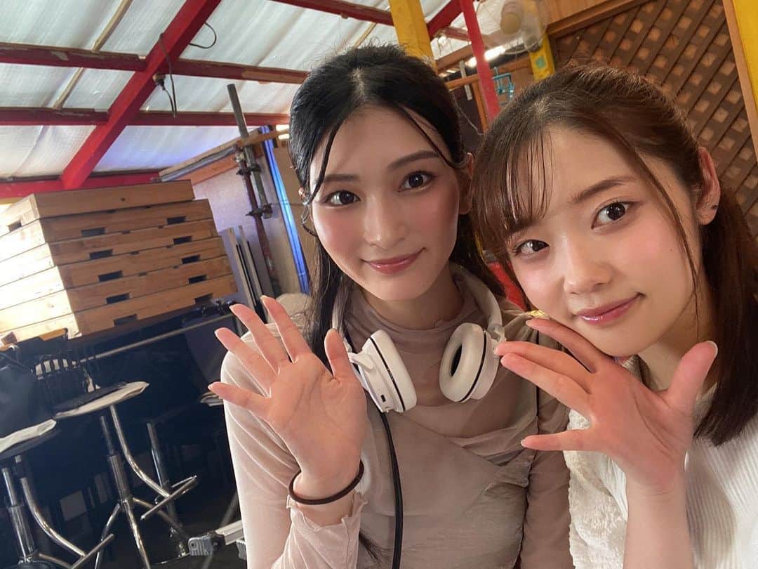二葉エマさんのインスタグラム写真 - (二葉エマInstagram)「.  今日で7月が終わってしまいますね😳 この前カレンダーを6月から7月にめくったばかりだったのに〜‼︎明日から8月だ！ 毎日毎日暑くてヘロヘロだけど、なんとか負けずに生きていこうね😂 7月は舞台に出演させていただきまして、 毎日毎日とても充実していました。 まるで学生に戻った頃みたく当たり前のように稽古場に通い詰めたり帰りはみんなと笑いあって帰ったり…幸せでしたな。 何気ない瞬間がものすごく幸せだったりするんですよね。 この当たり前を大切に明日からも健やかに生きていけますように。  .  #シロツメクサ2023」7月31日 20時04分 - futaba_ema