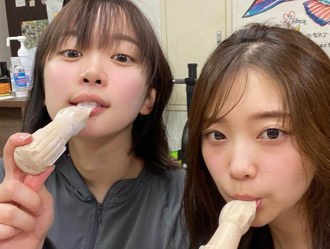 二葉エマさんのインスタグラム写真 - (二葉エマInstagram)「.  今日で7月が終わってしまいますね😳 この前カレンダーを6月から7月にめくったばかりだったのに〜‼︎明日から8月だ！ 毎日毎日暑くてヘロヘロだけど、なんとか負けずに生きていこうね😂 7月は舞台に出演させていただきまして、 毎日毎日とても充実していました。 まるで学生に戻った頃みたく当たり前のように稽古場に通い詰めたり帰りはみんなと笑いあって帰ったり…幸せでしたな。 何気ない瞬間がものすごく幸せだったりするんですよね。 この当たり前を大切に明日からも健やかに生きていけますように。  .  #シロツメクサ2023」7月31日 20時04分 - futaba_ema