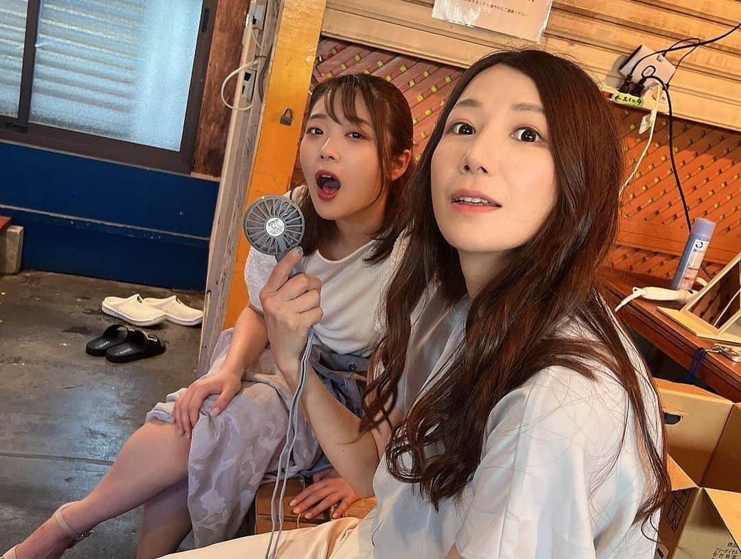 二葉エマさんのインスタグラム写真 - (二葉エマInstagram)「.  今日で7月が終わってしまいますね😳 この前カレンダーを6月から7月にめくったばかりだったのに〜‼︎明日から8月だ！ 毎日毎日暑くてヘロヘロだけど、なんとか負けずに生きていこうね😂 7月は舞台に出演させていただきまして、 毎日毎日とても充実していました。 まるで学生に戻った頃みたく当たり前のように稽古場に通い詰めたり帰りはみんなと笑いあって帰ったり…幸せでしたな。 何気ない瞬間がものすごく幸せだったりするんですよね。 この当たり前を大切に明日からも健やかに生きていけますように。  .  #シロツメクサ2023」7月31日 20時04分 - futaba_ema