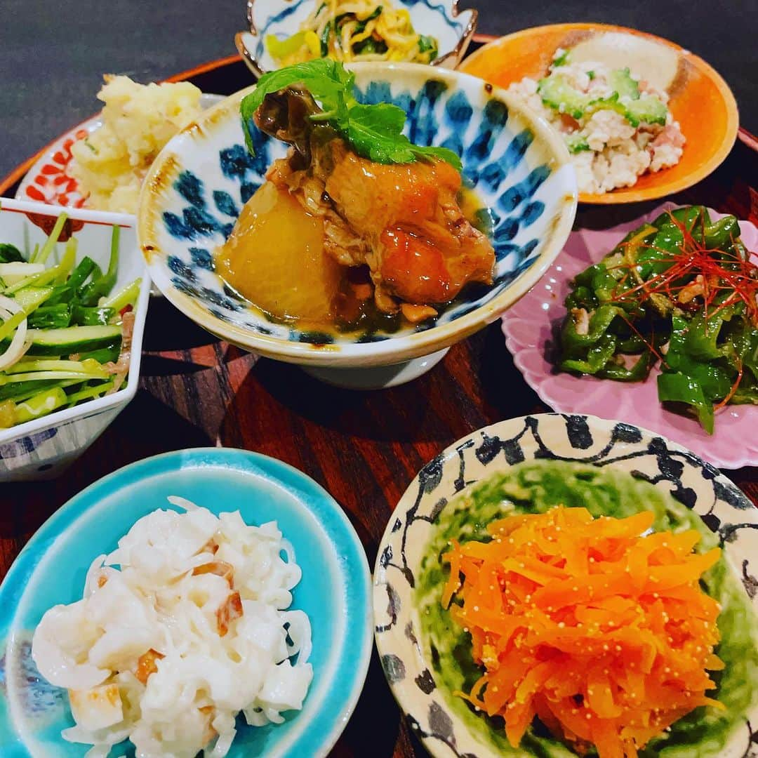 向清太朗のインスタグラム：「餃餃餃〜！ こちらおばんざいあちゃさんの盛り合わせと！ 餃子！ 盛り合わせは食べ放題！全部がおしゃれで味付けは優しくて最高！ そしてそこに一品で存在感を出してくる餃子！ 野菜が美味しい店で餃子の餡が不味いわけなかろうが！！ 最高の餃子とおばんざい！ ありがたいんだ餃〜！  #餃子 #焼き餃子 #おばんざいあちゃ #餃子君 #お腹いっぱいになって嬉しい #マジで手元のちくわらっきょとか梅ポテトサラダとか #餃子も一品も西郷 #そして何より #店員さん綺麗 #結局色気になびくやつ #川島ねごと #天津向 #餃餃餃」