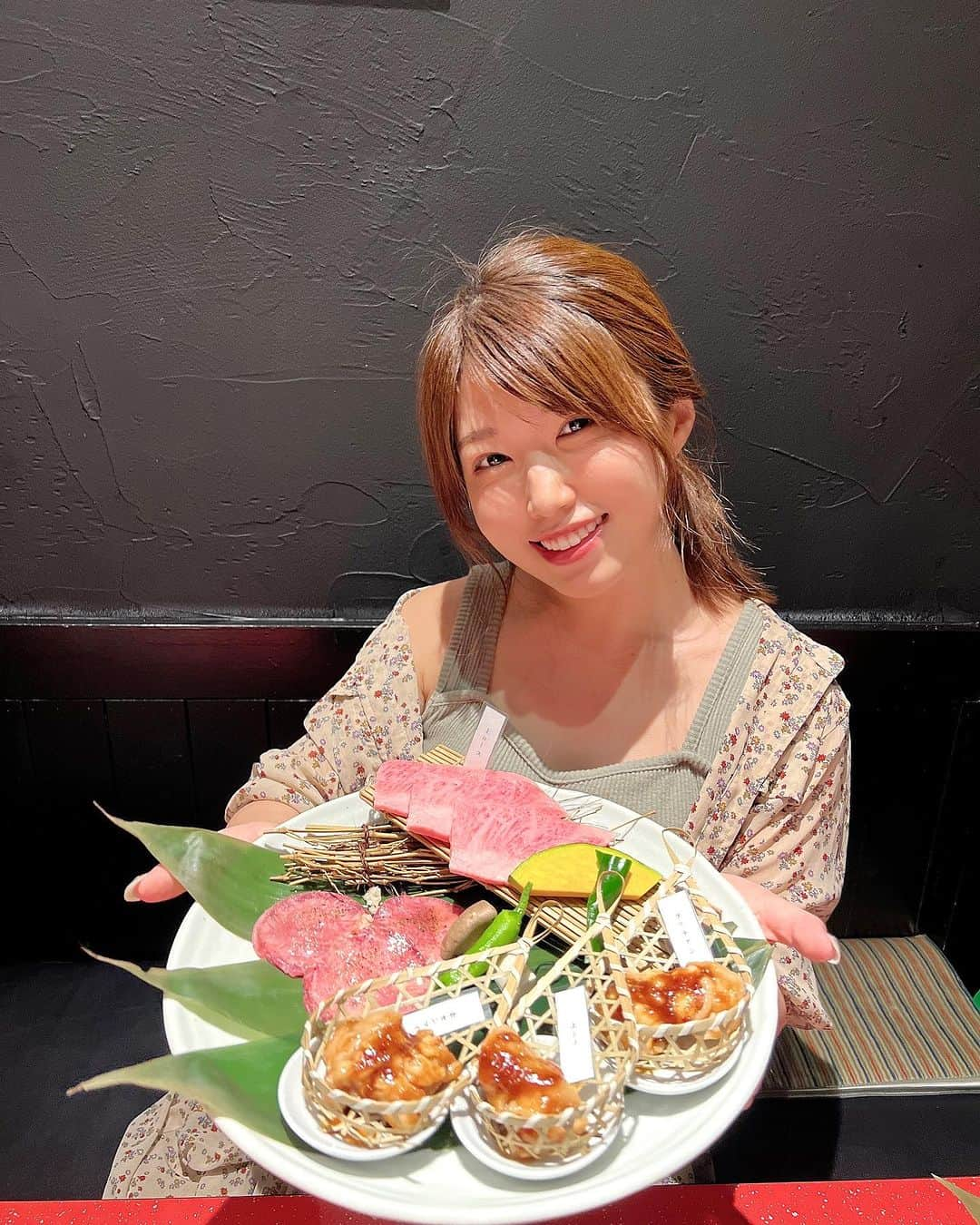 リナフランチェスカのインスタグラム：「おひとり様セットがコスパ最強すぎる焼肉屋🥩 桜川に美味しい焼肉屋があると聞いて気になってたお店…  聞いたら黒毛和牛A5ランクの雌牛で、 BMS No.12って…最高級の 絶対美味しいやつやん！！！   この肉質で2枚目のセット全部で 3500円は満足度高すぎ🥺🥺💕 雌牛やから脂さっぱりしてて、 脂そんなに得意じゃない私でも余裕で食べれた😳 ホルモンもおいしかったなぁぁ    他にも変わったメニューがいっぱいで、 他に食べたのは⬇️  ・焼きレバーしゃぶ （熱したゴマ油にしゃぶしゃぶするやつ。新鮮で美味しかった！） ・極上ハネシタロース月見添え （卵白が泡になってた！肉質最高。） ・信玄燃えるポテサラ （色んな食材が入ってて混ぜて食べる変わったポテサラ。秋山さんがめっちゃ好きって言ってた！）  因みに私はおひとり様セットの量で もう既にお腹満足でした〜   家の近くにあってほしい焼肉屋さんでした、、、🤤🥩      ✼••┈┈┈┈••✼••┈┈┈┈••✼   🏠 #焼肉信玄 🔗 PR @yakiniku_shingen 📍 大阪府大阪市浪速区桜川2-6-23宝ビル1階  ✼••┈┈┈┈••✼••┈┈┈┈••✼     #大阪焼肉 #難波焼肉 #桜川焼肉 #個室焼肉 #難波グルメ #桜川グルメ #難波ディナー #桜川ひとり飲み #なんばひとり飲み #なんばグルメ #大阪難波グルメ #桜川ディナー #桜川駅近く #浪速区グルメ」