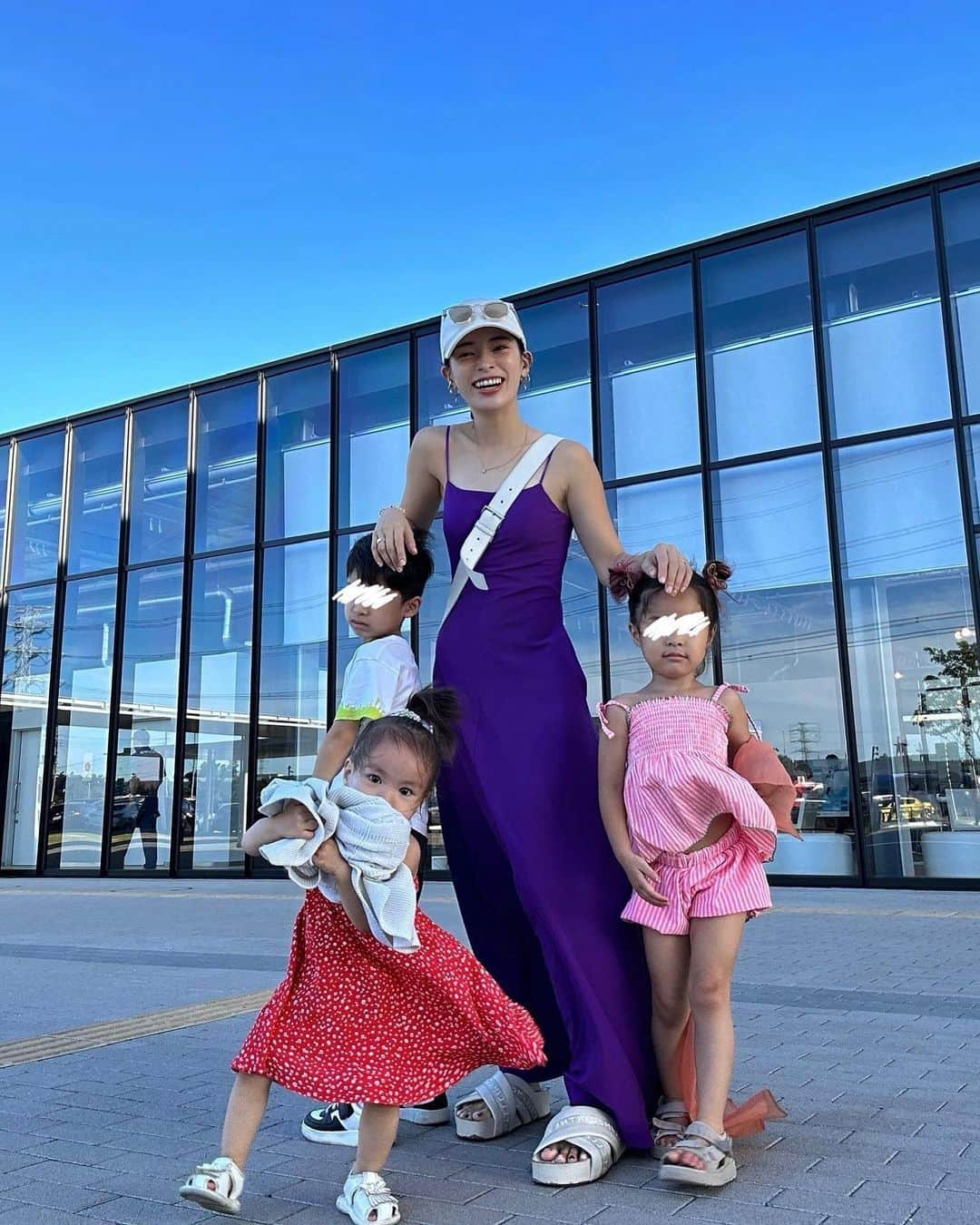 尾崎紗代子のインスタグラム：「. 愉快な仲間たち☺️ 次女はこの夏🌺 兄と姉からかき氷を貰いまくって 何度も舌の色を変えて喜んでおります。 女三人でカラーコーデして派手め。 子供達全員本当にかわいいですが 怒る事も多くて休日は何かと疲れます☺️❤️  #momlife #mommylife #mommy  #育児 #ママライフ  #6歳 #4歳 #1歳 #motherof3 #motherhood  #family #familyphoto  #3児のママ #3児ママ #ootd #fashion #basic #coordinate #outfit #osayocode」