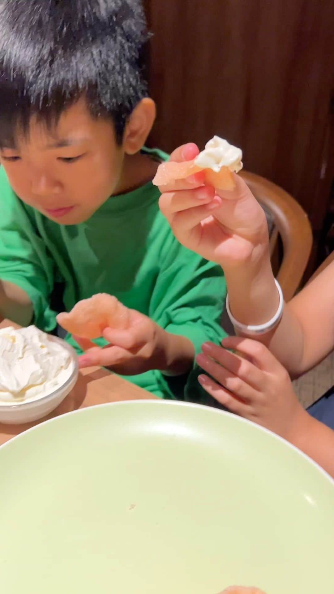のインスタグラム：「エビセンとソフトクリームの無限ループ　皆試してみなよ！止まんねーから❤️」