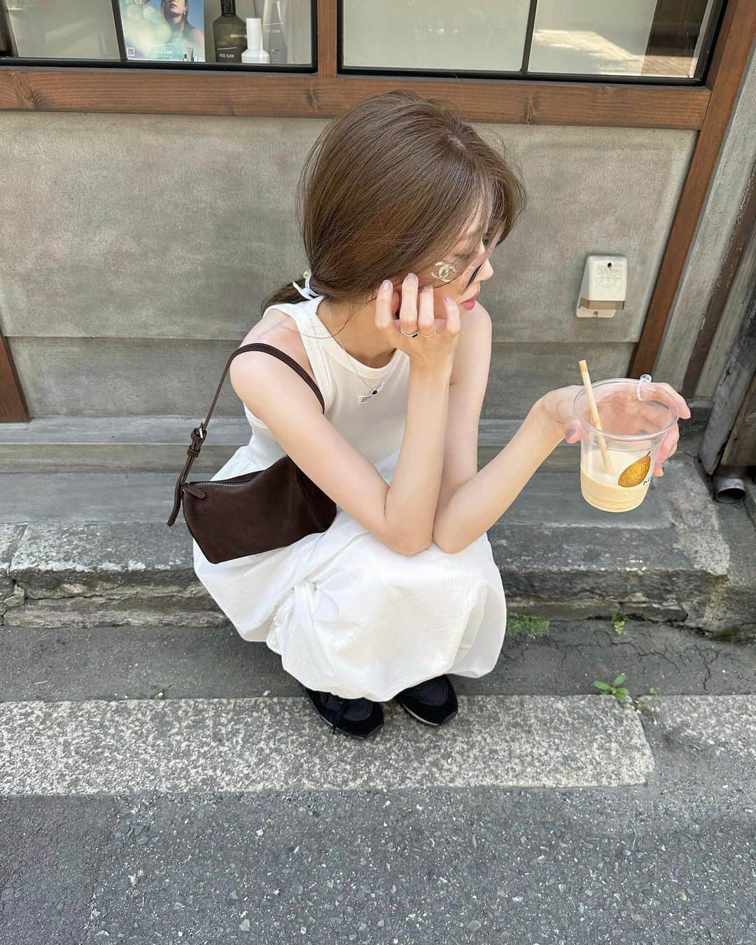 i am aiのインスタグラム：「中崎町散策day♥🪿🥪 キラキラ晴れてる日。 夏の日差しの中ㅤㅤㅤㅤㅤㅤㅤㅤㅤㅤㅤㅤㅤ撮る写真の色が好き📸 ㅤㅤㅤㅤㅤㅤㅤㅤㅤㅤㅤㅤㅤ ㅤㅤㅤㅤㅤㅤㅤㅤㅤㅤㅤㅤㅤ 最後は大好きな阿闍梨餅！ 久々出会えた〜🫶🏻 なぜか売り切れが早くなって買えなかったんだよお 嬉しくてたくさん買って冷凍しました♪ ㅤㅤㅤㅤㅤㅤㅤㅤㅤㅤㅤㅤㅤㅤㅤㅤㅤㅤㅤㅤㅤㅤㅤㅤㅤㅤ  ㅤㅤㅤㅤㅤㅤㅤㅤㅤㅤㅤㅤㅤ-------------------------- ご予約アイテムは本日23:59まで受付中🫧 ・tweed céli overall ・tag rib tank ・shaka string bolero ㅤㅤㅤㅤㅤㅤㅤㅤㅤㅤㅤㅤ  ㅤㅤㅤㅤㅤㅤㅤㅤㅤㅤㅤㅤㅤ #shoponpon #アメスリ#ノースリーブ#ホワイトコーデ#バルーンスカート#レイヤードスカート#ワントーンコーデ#黒スニーカー#スニーカーコーデ#中崎町ランチ#neel中崎町#中崎町カフェ#大阪カフェ#韓国っぽカフェ#阿闍梨餅#サングラス#シャネル#アクセサリー#夏服#夏コーデ#シンプルコーデ#大人カジュアルコーデ#コーディネート#梅田カフェ#中崎町カフェ巡り」