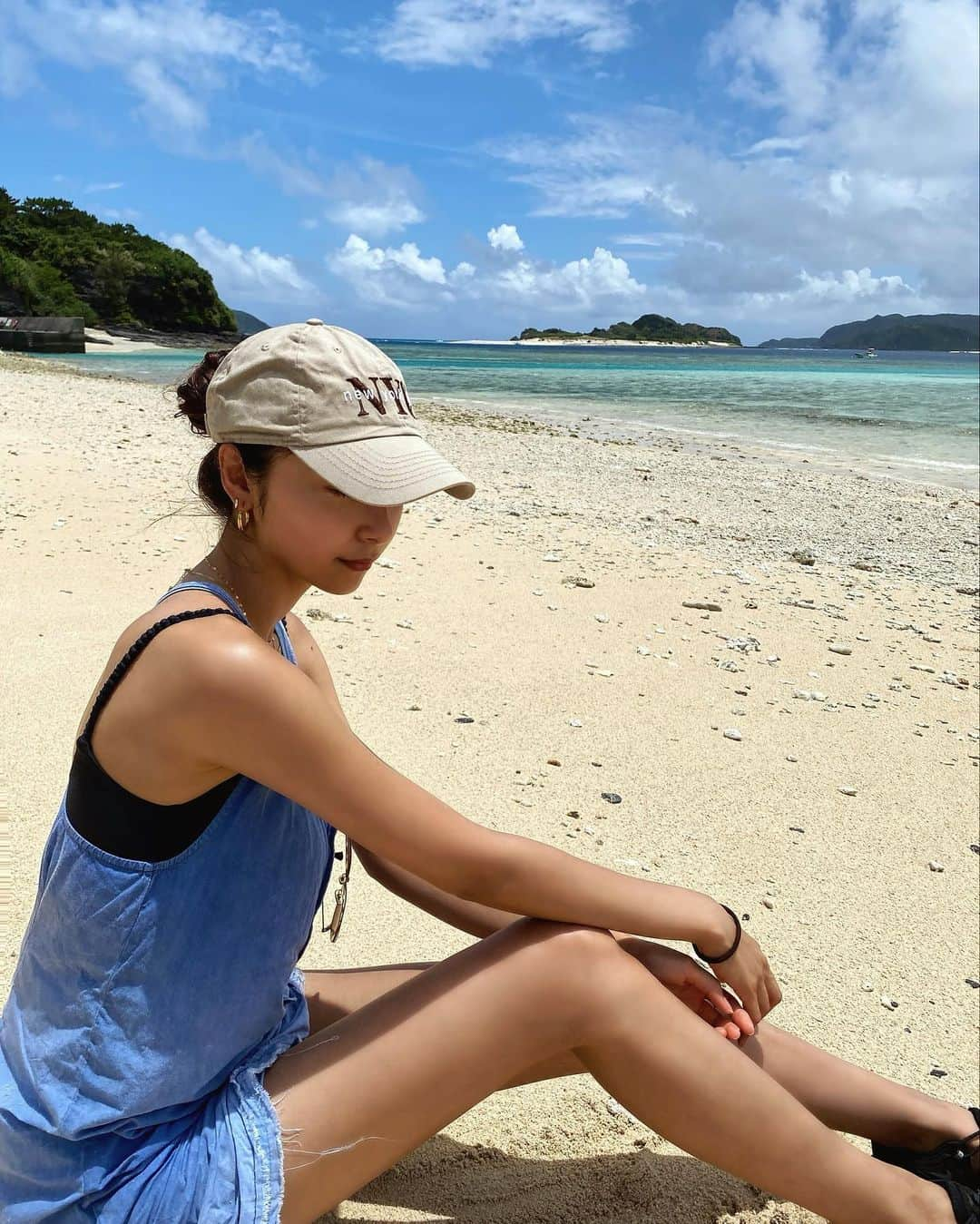 石井エミリーのインスタグラム：「🧢🌴☀️  4枚目がリアルです🤫笑 この写真を撮った1分後の私😂」