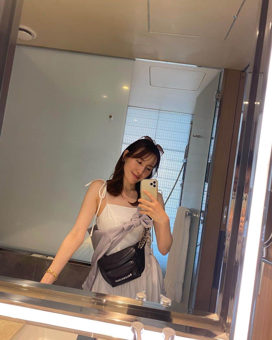 松本リコのインスタグラム：「・ ・ ・ ・ 旅行✈️ ・ ・ ・ #japanesegirl #japangirl  #ハーフ顔 #ヒルトン大阪 #fashion #ファッション #飛行機✈️ #旅行 #travel」