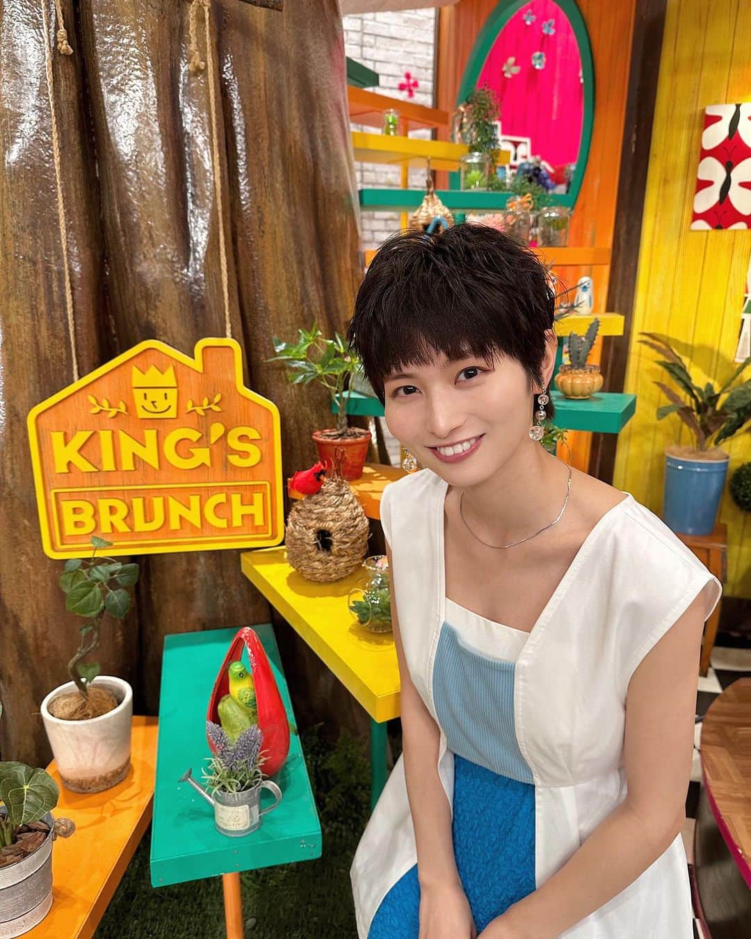 のインスタグラム：「王様のブランチ スタジオ衣装💙🩵🤍 夏っぽさ満載のカラーで アクセサリーもめちゃかわでした💍  🏷️ トップス・スカート @amail_official  サンダル @enchanted.jp  #王様のブランチ #生放送 #スタジオ #衣装」