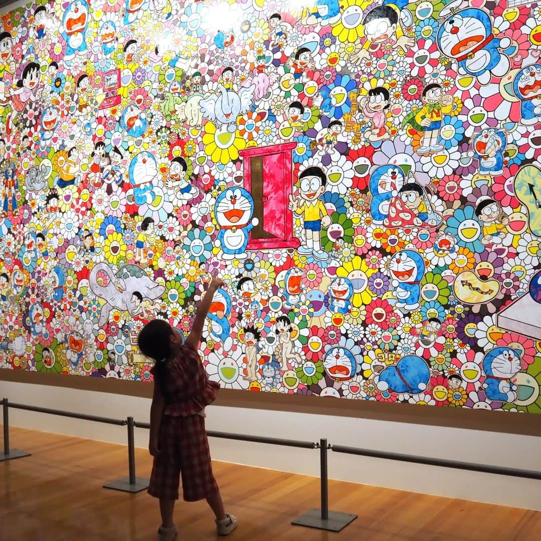 Kuboi Ayumiさんのインスタグラム写真 - (Kuboi AyumiInstagram)「ハウステンボス美術館で開催中の『THE ドラえもん展 NAGASAKI 2023』へ。  村上隆、蜷川実花ら日本を代表する28組のアーティストによる世界にひとつだけのドラえもんが大集合！  約3mの大きなぬいぐるみや、幅が12mもある大きくて迫力のある作品などハウステンボス美術館全体を使って たくさんの作品が並んでいました。  撮影NGのものもありますが、多くの作品が撮影OKなので、ドラえもん好きにはたまらない展示会です。 ちなみに、ハウステンボスの敷地内ではありますが、無料ゾーンなので、ドラえもん展のチケットだけで楽しむことができますよ。  【作品例】 ・村上隆「あんなこといいな　出来たらいいな」 ・増田セバスチャン「さいごのウエポン」 ・奈良美智「依然としてジャイアンにリボンをとられたままのドラミちゃん＠真夜中」 ・鴻池朋子「しずかちゃんの洞窟(へや)」 ・蜷川実花「ドラちゃん１日デートの巻 2017」 ・坂本友由「僕らはいつごろ大人になるんだろう」  ■THE ドラえもん展 NAGASAKI 2023 会期：2023年7月7日（金）～10月1日（日）休館日なし 開館時間：10：00～18：00※入館は閉館30分前まで 会場：ハウステンボス美術館  @huistenbosch_official  ○+●+○+●+○+●+○+●+○+●+○+●+○+●  @himekagami　←　check♡  おうちごはん が楽しくなるお取り寄せグルメ や 簡単＆時短ごはん、育児情報など発信中！ 投稿が気に入ったら保存&フォローしていただけるとうれしいです。 いつもありがとうございます(^^)  ○+●+○+●+○+●+○+●+○+●+○+●+○+●  #ドラえもん　#doraemon　#theドラえもん展 #ハウステンボス #HuisTenBosch #夏のフォトコンテスト #村上隆 #蜷川実花 #奈良美智  #佐世保 #sasebo #佐世保旅行 #長崎 #nagasaki #長崎旅行 #長崎観光 #九州 #kyusyu #九州旅行 #九州観光 #テーマパーク」7月31日 20時13分 - himekagami
