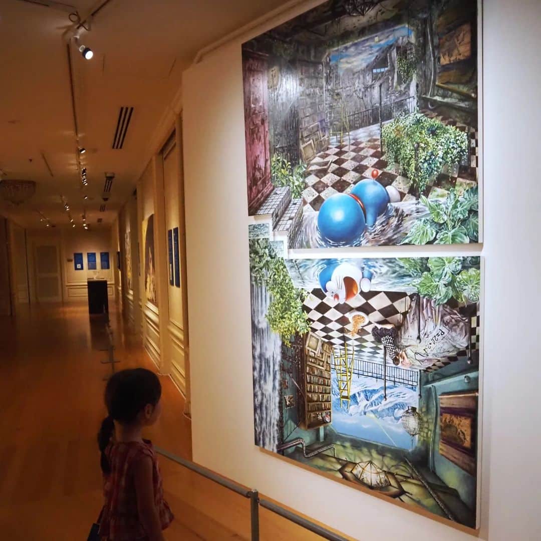 Kuboi Ayumiさんのインスタグラム写真 - (Kuboi AyumiInstagram)「ハウステンボス美術館で開催中の『THE ドラえもん展 NAGASAKI 2023』へ。  村上隆、蜷川実花ら日本を代表する28組のアーティストによる世界にひとつだけのドラえもんが大集合！  約3mの大きなぬいぐるみや、幅が12mもある大きくて迫力のある作品などハウステンボス美術館全体を使って たくさんの作品が並んでいました。  撮影NGのものもありますが、多くの作品が撮影OKなので、ドラえもん好きにはたまらない展示会です。 ちなみに、ハウステンボスの敷地内ではありますが、無料ゾーンなので、ドラえもん展のチケットだけで楽しむことができますよ。  【作品例】 ・村上隆「あんなこといいな　出来たらいいな」 ・増田セバスチャン「さいごのウエポン」 ・奈良美智「依然としてジャイアンにリボンをとられたままのドラミちゃん＠真夜中」 ・鴻池朋子「しずかちゃんの洞窟(へや)」 ・蜷川実花「ドラちゃん１日デートの巻 2017」 ・坂本友由「僕らはいつごろ大人になるんだろう」  ■THE ドラえもん展 NAGASAKI 2023 会期：2023年7月7日（金）～10月1日（日）休館日なし 開館時間：10：00～18：00※入館は閉館30分前まで 会場：ハウステンボス美術館  @huistenbosch_official  ○+●+○+●+○+●+○+●+○+●+○+●+○+●  @himekagami　←　check♡  おうちごはん が楽しくなるお取り寄せグルメ や 簡単＆時短ごはん、育児情報など発信中！ 投稿が気に入ったら保存&フォローしていただけるとうれしいです。 いつもありがとうございます(^^)  ○+●+○+●+○+●+○+●+○+●+○+●+○+●  #ドラえもん　#doraemon　#theドラえもん展 #ハウステンボス #HuisTenBosch #夏のフォトコンテスト #村上隆 #蜷川実花 #奈良美智  #佐世保 #sasebo #佐世保旅行 #長崎 #nagasaki #長崎旅行 #長崎観光 #九州 #kyusyu #九州旅行 #九州観光 #テーマパーク」7月31日 20時13分 - himekagami