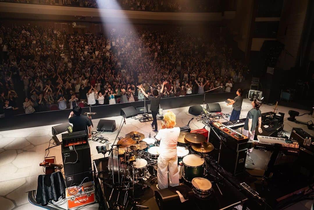 斉藤和義のインスタグラム：「🍍「KAZUYOSHI SAITO LIVE TOUR 2023 “PINEAPPLE EXPRESS”〜明日大好きなロックンロールバンドがこの街にやってくるんだ〜」🚆🎸🥁🎹 ⁡ 35本目ツアーファイナルの松山公演が終了いたしまして、これにてKAZUYOSHI SAITO LIVE TOUR 2023 “PINEAPPLE EXPRESS”〜明日大好きなロックンロールバンドがこの街にやってくるんだ〜のツアーは全公演終了いたしました！！ ⁡ 各地ご来場くださった皆さま、ライブを熱く盛り上げてくださって誠にありがとうございました。 そして松山の皆さまも熱いご声援をありがとうございました。 ⁡ PINEAPPLE EXPRESSというタイトルのように、あっという間に駆け抜けた今回のツアー。 1曲目から最後まで止まることなく駆け抜けるようなセットリストもまたスピード感がありました。 ⁡ そして今回はやはり戻ってきた会場の大歓声を聞くことができたこと、とても嬉しかったです。 ⁡ PINEAPPLE EXPRESSツアーは終了いたしましたが、1週間後には30周年ライブのリハーサルがスタートするのでまだまだのんびりという気分にはなれませんが、今は無事にツアーが終了したこと、ホッとしております。 本当にありがとうございました！！ ⁡ 周年ライブはツアーとはまた違った楽しいライブを準備しておりますので、ぜひお楽しみいただけたらと思います。 皆さまヨロチクビームです⚡️ ⁡ 🚄🎸🥁🎹🐘🦁🎪🍍🦍💨 ⁡ https://www.kazuyoshi-saito.com/tour_2023/ ⁡ #斉藤和義 #KAZUYOSHISAITO #PINEAPPLE #PINEAPPLEEXPRESS #明日大好きなロックンロールバンドがこの街にやってくるんだ #LIVETOUR2023 #山口寛雄 #真壁陽平 #河村吉宏 #松本ジュン #松山市民会館」