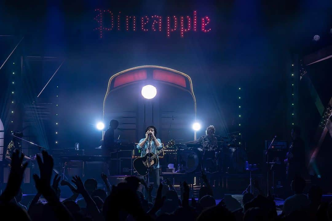 斉藤和義さんのインスタグラム写真 - (斉藤和義Instagram)「🍍「KAZUYOSHI SAITO LIVE TOUR 2023 “PINEAPPLE EXPRESS”〜明日大好きなロックンロールバンドがこの街にやってくるんだ〜」🚆🎸🥁🎹 ⁡ 35本目ツアーファイナルの松山公演が終了いたしまして、これにてKAZUYOSHI SAITO LIVE TOUR 2023 “PINEAPPLE EXPRESS”〜明日大好きなロックンロールバンドがこの街にやってくるんだ〜のツアーは全公演終了いたしました！！ ⁡ 各地ご来場くださった皆さま、ライブを熱く盛り上げてくださって誠にありがとうございました。 そして松山の皆さまも熱いご声援をありがとうございました。 ⁡ PINEAPPLE EXPRESSというタイトルのように、あっという間に駆け抜けた今回のツアー。 1曲目から最後まで止まることなく駆け抜けるようなセットリストもまたスピード感がありました。 ⁡ そして今回はやはり戻ってきた会場の大歓声を聞くことができたこと、とても嬉しかったです。 ⁡ PINEAPPLE EXPRESSツアーは終了いたしましたが、1週間後には30周年ライブのリハーサルがスタートするのでまだまだのんびりという気分にはなれませんが、今は無事にツアーが終了したこと、ホッとしております。 本当にありがとうございました！！ ⁡ 周年ライブはツアーとはまた違った楽しいライブを準備しておりますので、ぜひお楽しみいただけたらと思います。 皆さまヨロチクビームです⚡️ ⁡ 🚄🎸🥁🎹🐘🦁🎪🍍🦍💨 ⁡ https://www.kazuyoshi-saito.com/tour_2023/ ⁡ #斉藤和義 #KAZUYOSHISAITO #PINEAPPLE #PINEAPPLEEXPRESS #明日大好きなロックンロールバンドがこの街にやってくるんだ #LIVETOUR2023 #山口寛雄 #真壁陽平 #河村吉宏 #松本ジュン #松山市民会館」7月31日 20時14分 - kazuyoshisaito_official