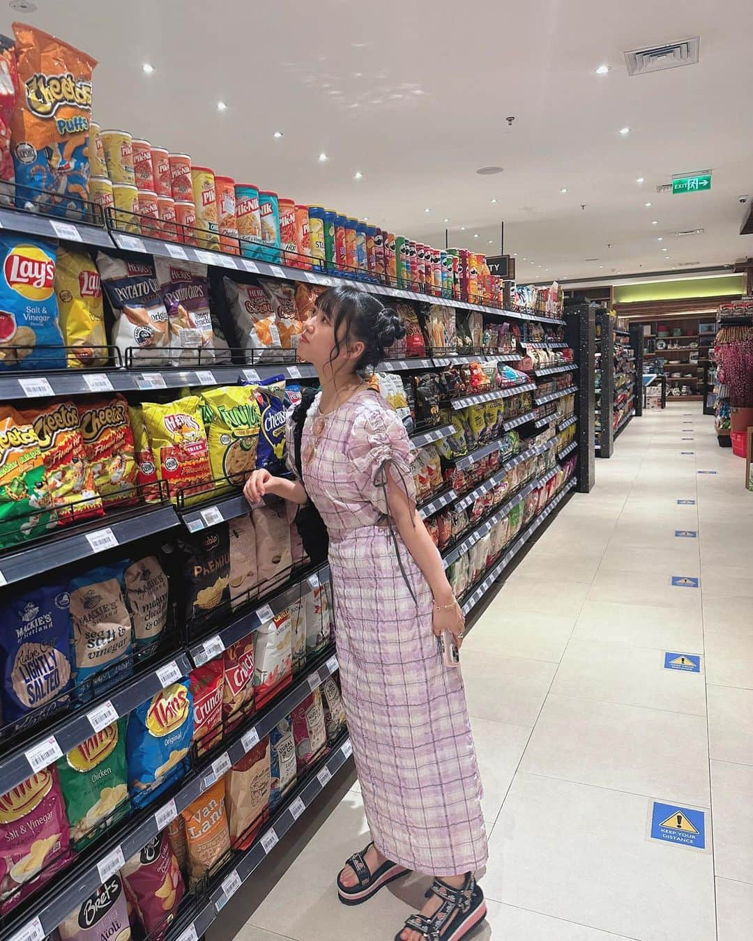 吉川ひよりのインスタグラム：「⁡ ⁡ ✿✿✿✿✿✿ ⁡ ⁡ 🇮🇩🛒 ⸜♥⸝ ⁡ スーパーがkawaii♡ ⁡ お土産買い過ぎた説❔❔ ⁡ ⁡ #piyochanstagram #夏コーデ #ワンピース #Dearsisterhood #インドネシア #インドネシア観光」