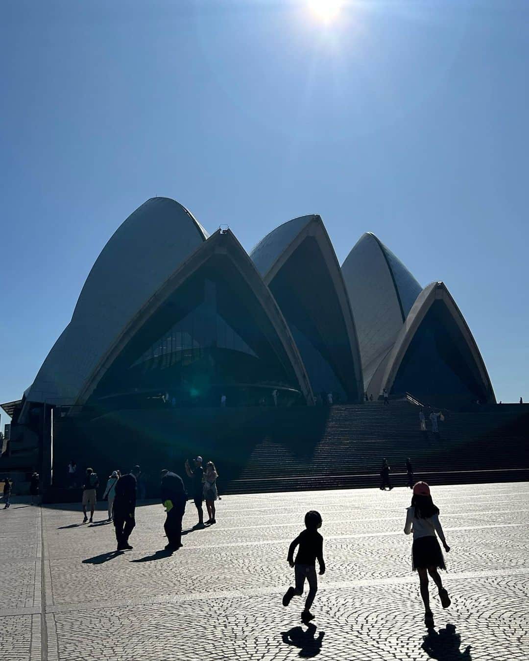 中岡由佳さんのインスタグラム写真 - (中岡由佳Instagram)「❇︎ 今朝もシドニー・ライトレールに乗車。オペラハウスを目指します。12時からの日本語ガイドツアーのチケットを購入。館内見学できるまで外観を見て回りました👀雲ひとつない天気、今日も日差しは強烈🕶️ #sydneylightrail  #sydneyoperahouse  #sydney #australia  #winter」7月31日 20時28分 - yuka_nakaoka