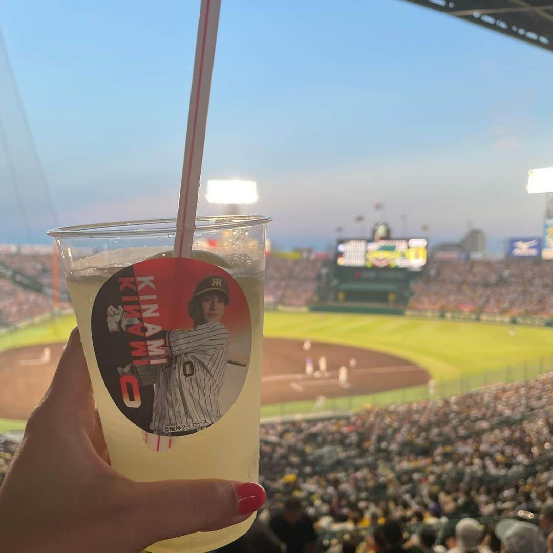 摩耶裕のインスタグラム：「. . 7月の思い出🐯⚾️  3回も甲子園行けたの嬉しすぎだから載せちゃう🤣  何故か毎回撮ってる#佐藤輝明 選手🤣笑 阪神初観戦した時からずっとサトテルの背中集作れるんじゃない？ってくらい写真あります🙋‍♀️笑  そして、この日ヒーローだった佐藤選手のポスターとも写真撮ってみました🐅  グッズは買わない派でしたが、あった方が楽しいと思い、 まんまと色々買ってしまいました🙄 これで今後の観戦も盛大に楽しめそうです⚾️❤️‍🔥  そして1年前のウル虎の夏でも#糸原健斗 選手のレモンサワー飲んでました🍋 夏はレモン欲するんですかねぇ🫨 私的には1枚目の#木浪聖也 選手のりんごサワーも好きだったな🍎  野球ってなんでこんな観ればみるほど沼なんでしょう🥹✨ 今のあの選手のあのプレー最高！とかって 選手の皆さんの個性が出ててみんな違ってみんな良い！ ってなるのがね！ おもしろいのよ❤️‍🔥笑 (誰か分かってくれる方いますかね？笑)  #野球観戦  #阪神タイガース  #tigers  #ウル虎の夏 #とらほー 🐯 #ARE #野球好きと繋がりたい ⚾️ #サトテルの背中」