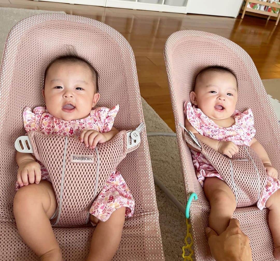 小川ひとみさんのインスタグラム写真 - (小川ひとみInstagram)「"3months" 記録に…🥰 あっという間に７月も終わり☀️ 早い、早い、早すぎる🥹 ５人家族にも慣れてきました✨ 今日も元気に過ごせたことに感謝して…🫶 #Baby #twins #daughters」7月31日 20時21分 - hitomy220