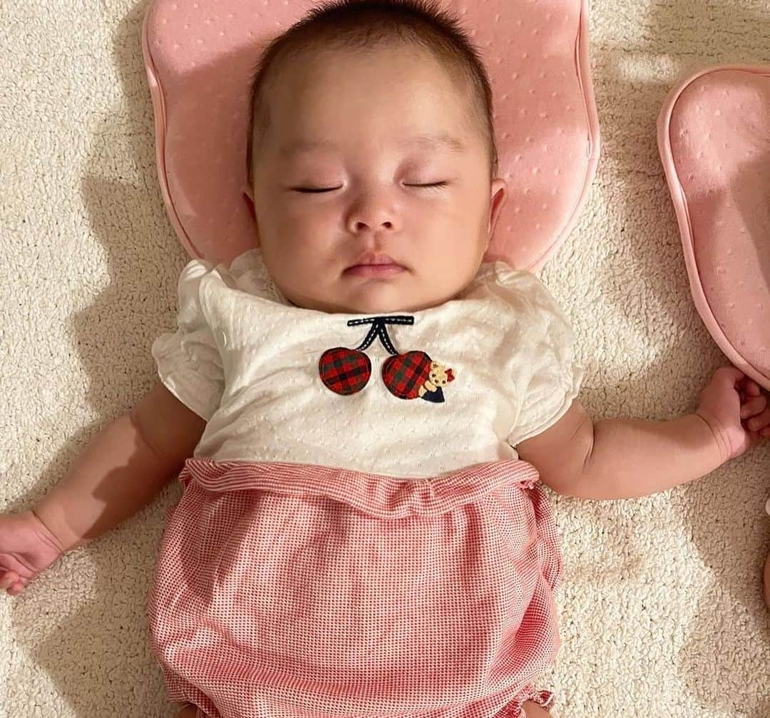 小川ひとみさんのインスタグラム写真 - (小川ひとみInstagram)「"3months" 記録に…🥰 あっという間に７月も終わり☀️ 早い、早い、早すぎる🥹 ５人家族にも慣れてきました✨ 今日も元気に過ごせたことに感謝して…🫶 #Baby #twins #daughters」7月31日 20時21分 - hitomy220