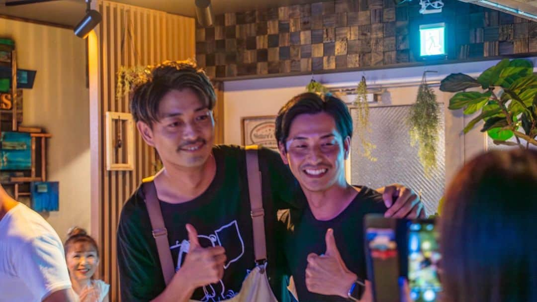 中村昌也さんのインスタグラム写真 - (中村昌也Instagram)「本日もオープン致しました！ 最近の昌也さんです!! 毎日ベロベロですがお客さまにお酒をいただきながら、一緒に盛り上がり楽しんでいます！🔥 ぜひ一度中村昌也に会いにBar Isにお越しください☺️  -----------------------------------------------------------  美味しいお酒と豊富なアミューズメント、中村昌也with美男美女スタッフと共にみなさんで楽しみましょう💕✨  不定期でショーの開催もしています💃🥳 ステージ、照明、音響どれもこだわりのクオリティ。ここでしか味わえない特別な雰囲気と臨場感をお楽しみください。  ※現在ショーの開催は未定ですのでBar…IsのInstagramを要チェック👀  カラオケ・ダーツ(投げ放題¥1000)有り🎤🎯 プロジェクター付き📽️ ◻︎個室 VIPルーム🍾 ¥5000/h ゲーム部屋🎮 ¥2000/h  ご予約はお電話、当アカウントのDMどちらでも承っております。 ご連絡お待ちしております☺️  --------------------------------------------- 📍沖縄県宮古島市平良下里646-2 　　バロックビル6階 📞080-1175-2302 Open20:00 Close 4:00 水曜日定休  #宮古島　#バー　#宮古島バー　#miyakojima #miyakojimabar #bar #Is #baris #宮古島ショー #中村昌也 #バーイズ　#イズ　#海　#宮古島旅行　#宮古島観光」7月31日 20時21分 - masaya_nakamura_official