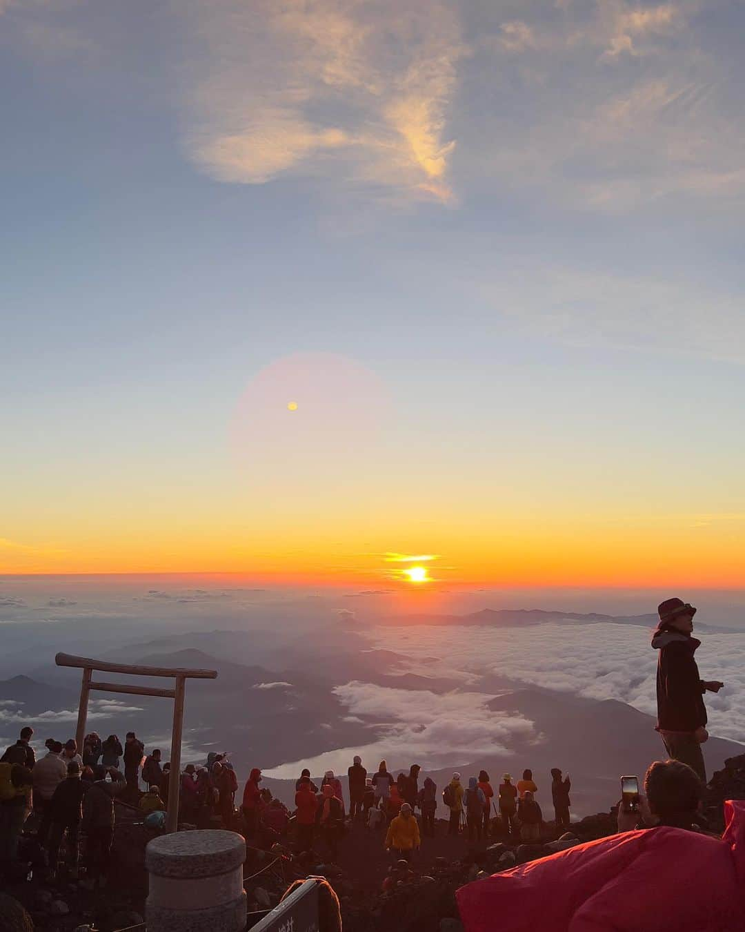 十碧れいやさんのインスタグラム写真 - (十碧れいやInstagram)「.  はじめての登山にして 富士山に挑戦⛰️✨  当日まで何度か心が怯みました。 なんてったって私は30分歩けば休憩のためのカフェを探すような人間だから。  当日もすごく不安だった。 ちゃんと頂上まで登れるか、高山病にならないか、怪我しないかって。 けど、今年富士山に登る！と決めたからにはやる！ やる気と不安が半々くらいで開始。笑  まず、登りはじめて思ったことは、 想像してたよりもはるかにハーード！！！ ロッククライミングしてるのか？！と思うほど四つん這いになって登っていく箇所も結構あったり、足場が悪くて砂利や大きめの石などがあり、挫いたり、滑らないようにするのに必死。普通に歩くより何倍も疲れる。そりゃそーか。 ストックを出したり、しまったりしながら少しずつ登っていく。  うぅ、辛いと思った時 ふと辺りを見ると綺麗な景色が広がる〜！登れば登るほど雲が近づいてきていつの間にか雲の上だ！ なので、心が挫けそうになったら景色を見て奮い立たせました！ 8号目までの山小屋までゆっくり歩いて約7時間。 山小屋に着いてすぐカレーライス食べて20時には就寝。  深夜2時に頂上へ向けて山小屋出発！ その時間なので外は真っ暗。 標高も高いので寒い！ダウンをしっかりと着ていざ！ 下を向いて足場をしっかり確認しながら歩いていたら 上を見てっ！って言われてふと上を見上げると 綺麗な星空〜✨✨✨(星の写真はまたアップしますね) 手が届くんじゃないかっていうほど近くて、空いっぱいにたくさんの星たち。 休憩して少し寝転がって星を眺める。 よし！と奮い立たせてまた一歩一歩進む。 疲れたら星を見る。の繰り返し。 お星様に何度も助けてもらいました！  そして、 いよいよ頂上到着⛰️✨ 感動と寒さが入り混じる！笑 とりあえず豚汁を食べてあったまり♪ 4時45分朝日が昇るとのことで 見やすそうな場所を確保してしっかりとお出迎え。  山頂からみるご来光は、 ホゥとため息がつくほど美しく、 私は今雲の上からご来光を見ているという状況に胸が高鳴り、 力強く昇ってくる太陽をありがたく拝ませて頂きました☺️ このときに、 あぁ登って良かった。挑戦して良かった！って心から思いました。  山登りできている他の方々とも なんとも言えない仲間意識が芽生えて、あったかい気持ちに✨  #登山 #登山女子 #登山初心者 #富士山 #富士山登山 #吉田ルート #はじめての登山 #感動 #絶景 #雲の上 #山ガール」7月31日 20時26分 - reiya_toa