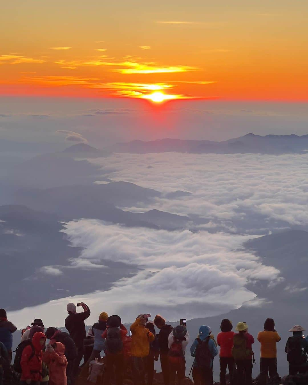 十碧れいやさんのインスタグラム写真 - (十碧れいやInstagram)「.  はじめての登山にして 富士山に挑戦⛰️✨  当日まで何度か心が怯みました。 なんてったって私は30分歩けば休憩のためのカフェを探すような人間だから。  当日もすごく不安だった。 ちゃんと頂上まで登れるか、高山病にならないか、怪我しないかって。 けど、今年富士山に登る！と決めたからにはやる！ やる気と不安が半々くらいで開始。笑  まず、登りはじめて思ったことは、 想像してたよりもはるかにハーード！！！ ロッククライミングしてるのか？！と思うほど四つん這いになって登っていく箇所も結構あったり、足場が悪くて砂利や大きめの石などがあり、挫いたり、滑らないようにするのに必死。普通に歩くより何倍も疲れる。そりゃそーか。 ストックを出したり、しまったりしながら少しずつ登っていく。  うぅ、辛いと思った時 ふと辺りを見ると綺麗な景色が広がる〜！登れば登るほど雲が近づいてきていつの間にか雲の上だ！ なので、心が挫けそうになったら景色を見て奮い立たせました！ 8号目までの山小屋までゆっくり歩いて約7時間。 山小屋に着いてすぐカレーライス食べて20時には就寝。  深夜2時に頂上へ向けて山小屋出発！ その時間なので外は真っ暗。 標高も高いので寒い！ダウンをしっかりと着ていざ！ 下を向いて足場をしっかり確認しながら歩いていたら 上を見てっ！って言われてふと上を見上げると 綺麗な星空〜✨✨✨(星の写真はまたアップしますね) 手が届くんじゃないかっていうほど近くて、空いっぱいにたくさんの星たち。 休憩して少し寝転がって星を眺める。 よし！と奮い立たせてまた一歩一歩進む。 疲れたら星を見る。の繰り返し。 お星様に何度も助けてもらいました！  そして、 いよいよ頂上到着⛰️✨ 感動と寒さが入り混じる！笑 とりあえず豚汁を食べてあったまり♪ 4時45分朝日が昇るとのことで 見やすそうな場所を確保してしっかりとお出迎え。  山頂からみるご来光は、 ホゥとため息がつくほど美しく、 私は今雲の上からご来光を見ているという状況に胸が高鳴り、 力強く昇ってくる太陽をありがたく拝ませて頂きました☺️ このときに、 あぁ登って良かった。挑戦して良かった！って心から思いました。  山登りできている他の方々とも なんとも言えない仲間意識が芽生えて、あったかい気持ちに✨  #登山 #登山女子 #登山初心者 #富士山 #富士山登山 #吉田ルート #はじめての登山 #感動 #絶景 #雲の上 #山ガール」7月31日 20時26分 - reiya_toa