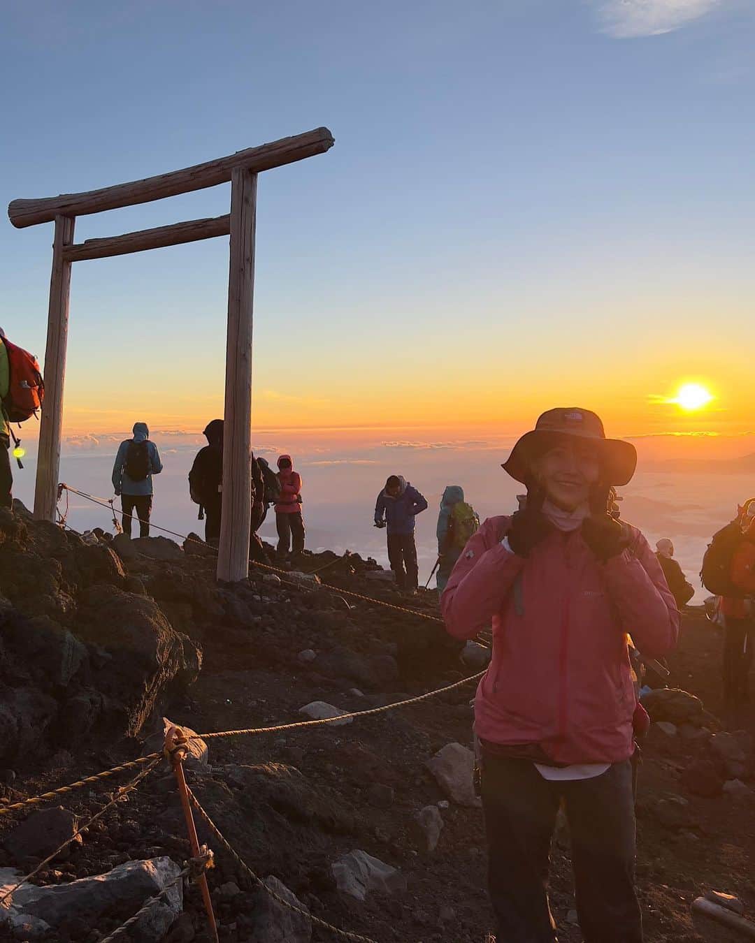 十碧れいやさんのインスタグラム写真 - (十碧れいやInstagram)「.  はじめての登山にして 富士山に挑戦⛰️✨  当日まで何度か心が怯みました。 なんてったって私は30分歩けば休憩のためのカフェを探すような人間だから。  当日もすごく不安だった。 ちゃんと頂上まで登れるか、高山病にならないか、怪我しないかって。 けど、今年富士山に登る！と決めたからにはやる！ やる気と不安が半々くらいで開始。笑  まず、登りはじめて思ったことは、 想像してたよりもはるかにハーード！！！ ロッククライミングしてるのか？！と思うほど四つん這いになって登っていく箇所も結構あったり、足場が悪くて砂利や大きめの石などがあり、挫いたり、滑らないようにするのに必死。普通に歩くより何倍も疲れる。そりゃそーか。 ストックを出したり、しまったりしながら少しずつ登っていく。  うぅ、辛いと思った時 ふと辺りを見ると綺麗な景色が広がる〜！登れば登るほど雲が近づいてきていつの間にか雲の上だ！ なので、心が挫けそうになったら景色を見て奮い立たせました！ 8号目までの山小屋までゆっくり歩いて約7時間。 山小屋に着いてすぐカレーライス食べて20時には就寝。  深夜2時に頂上へ向けて山小屋出発！ その時間なので外は真っ暗。 標高も高いので寒い！ダウンをしっかりと着ていざ！ 下を向いて足場をしっかり確認しながら歩いていたら 上を見てっ！って言われてふと上を見上げると 綺麗な星空〜✨✨✨(星の写真はまたアップしますね) 手が届くんじゃないかっていうほど近くて、空いっぱいにたくさんの星たち。 休憩して少し寝転がって星を眺める。 よし！と奮い立たせてまた一歩一歩進む。 疲れたら星を見る。の繰り返し。 お星様に何度も助けてもらいました！  そして、 いよいよ頂上到着⛰️✨ 感動と寒さが入り混じる！笑 とりあえず豚汁を食べてあったまり♪ 4時45分朝日が昇るとのことで 見やすそうな場所を確保してしっかりとお出迎え。  山頂からみるご来光は、 ホゥとため息がつくほど美しく、 私は今雲の上からご来光を見ているという状況に胸が高鳴り、 力強く昇ってくる太陽をありがたく拝ませて頂きました☺️ このときに、 あぁ登って良かった。挑戦して良かった！って心から思いました。  山登りできている他の方々とも なんとも言えない仲間意識が芽生えて、あったかい気持ちに✨  #登山 #登山女子 #登山初心者 #富士山 #富士山登山 #吉田ルート #はじめての登山 #感動 #絶景 #雲の上 #山ガール」7月31日 20時26分 - reiya_toa